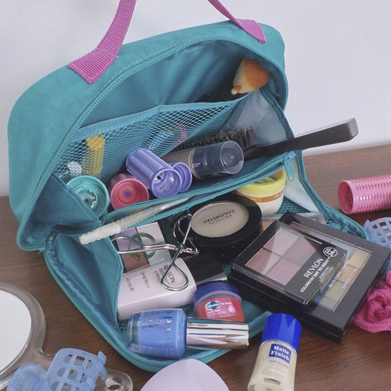 背面にもポケットを1つ備える