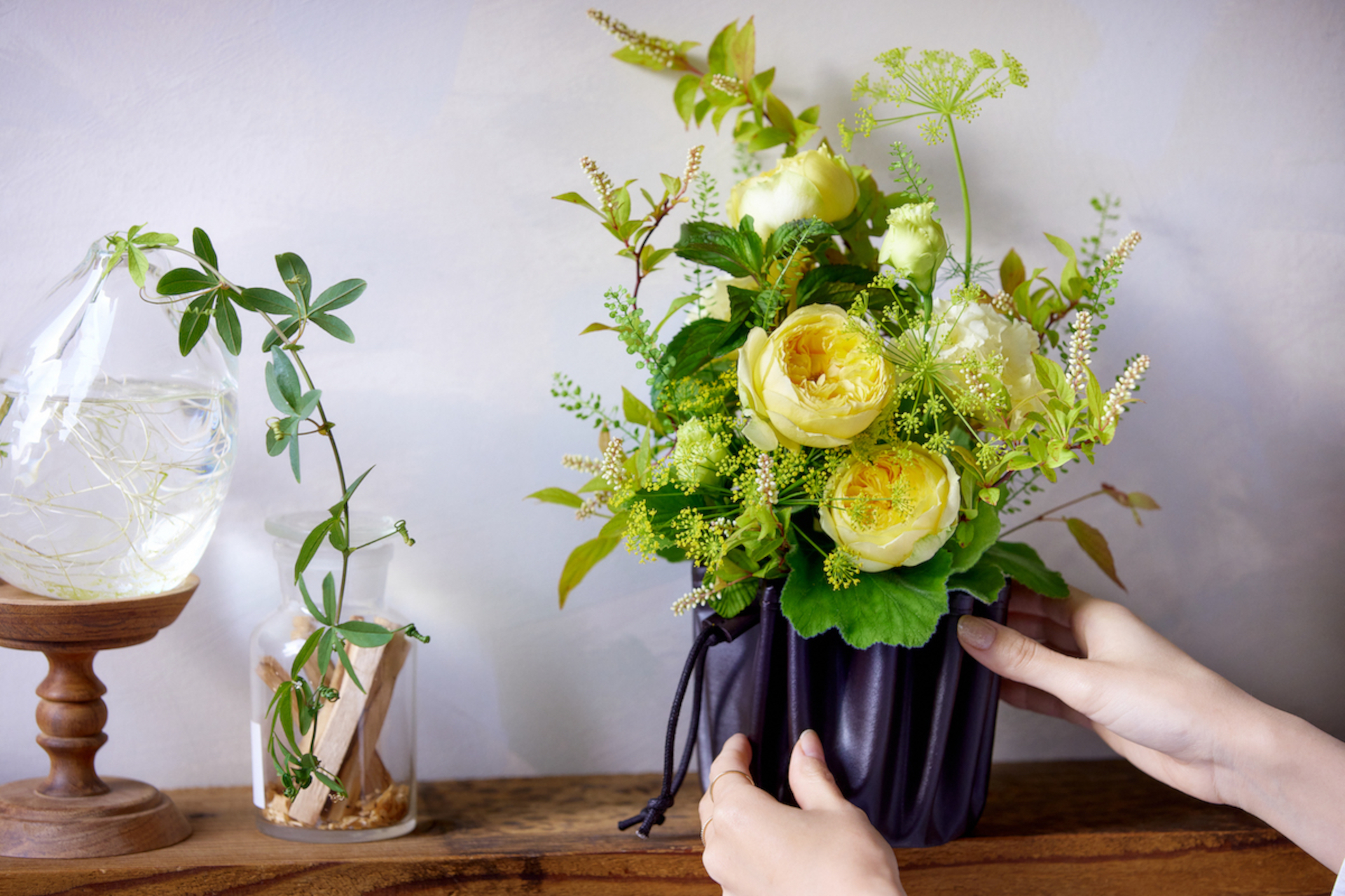 季節の花を束ねたライフスタイルブーケやすぐに持ち帰りできるギフトブーケが豊富な青山フラワーマーケット