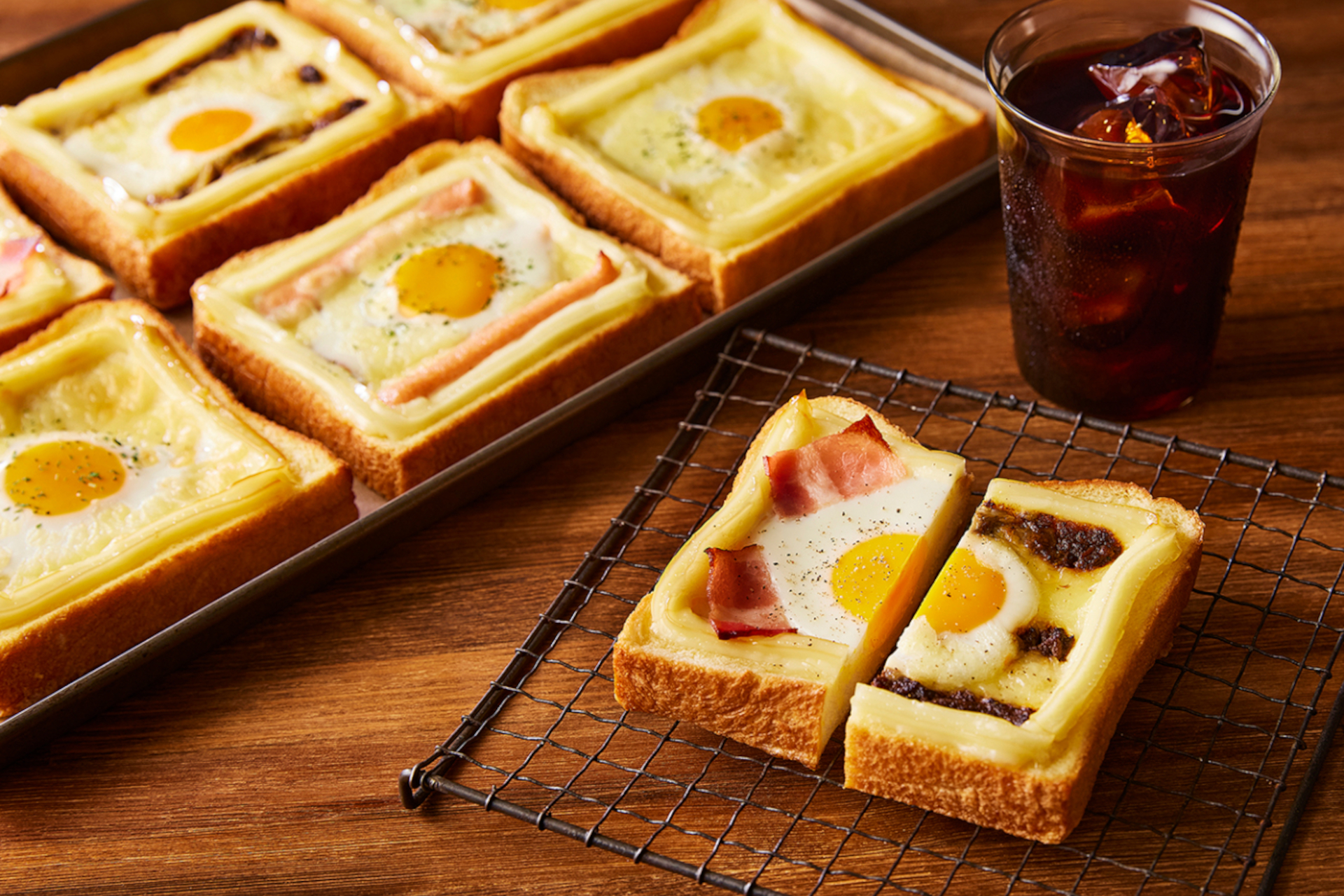 「昼はカフェ、夜はサカバ。」のPRONTOでは、朝は焼きたてパンやコーヒー、昼は季節のパスタやスイーツ、夜はお酒と料理も楽しめる