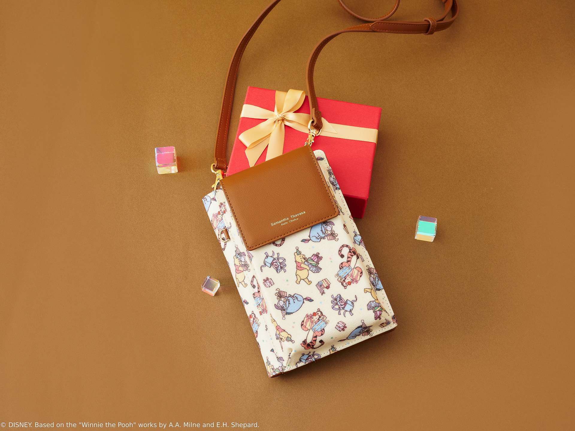 「総柄 スマホショルダー」（1万8700円）