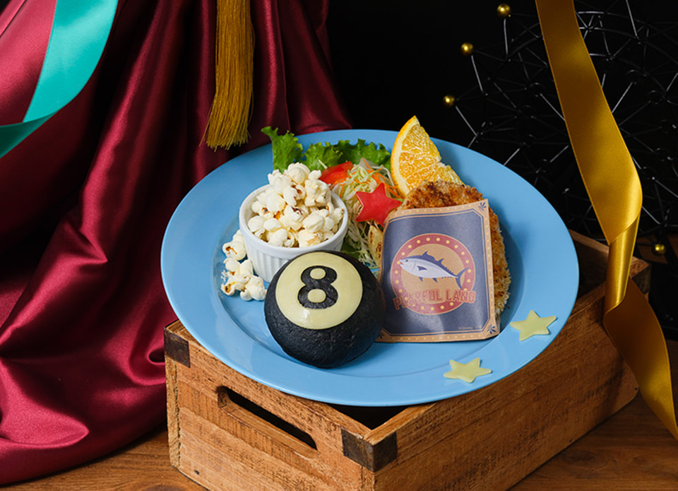 ツイステ　カフェ　ジェイド　オーマイカフェ　プレイフル　缶バッジ　ホログラム 缶バッジ【OH MY CAFE限定】 | ツイステグッズ情報データベース