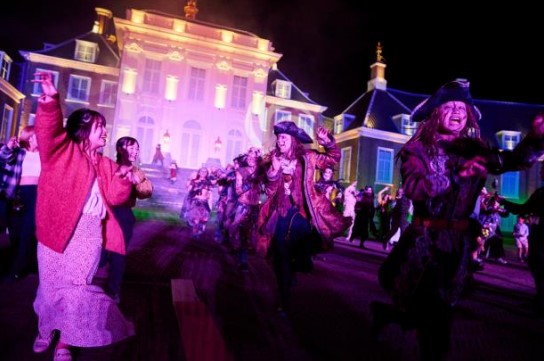 音楽に合わせて踊る「ホーンテッド・ダンス・ナイトショー」