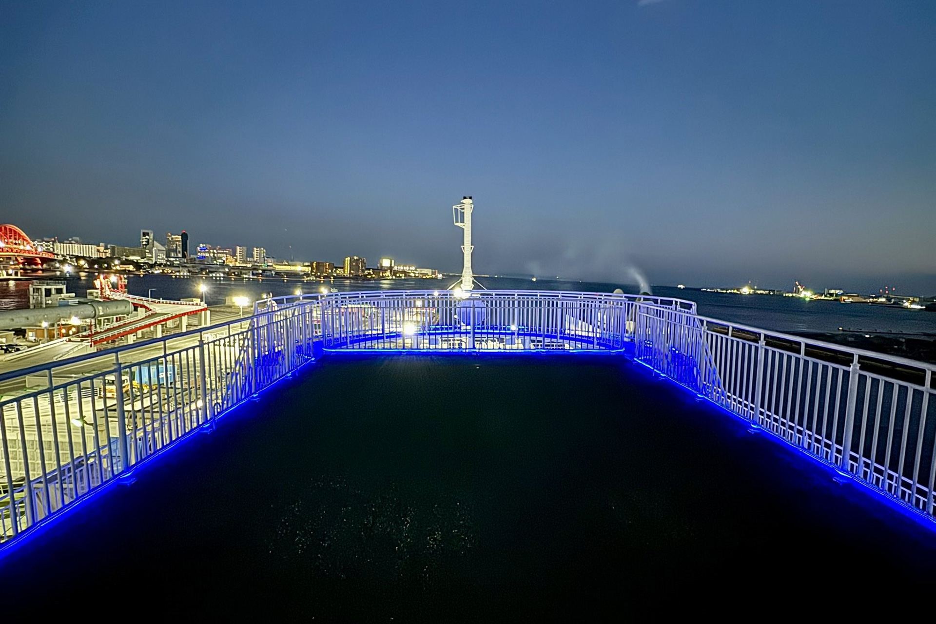 屋上デッキ「空のテラス」を夜間ライトアップ