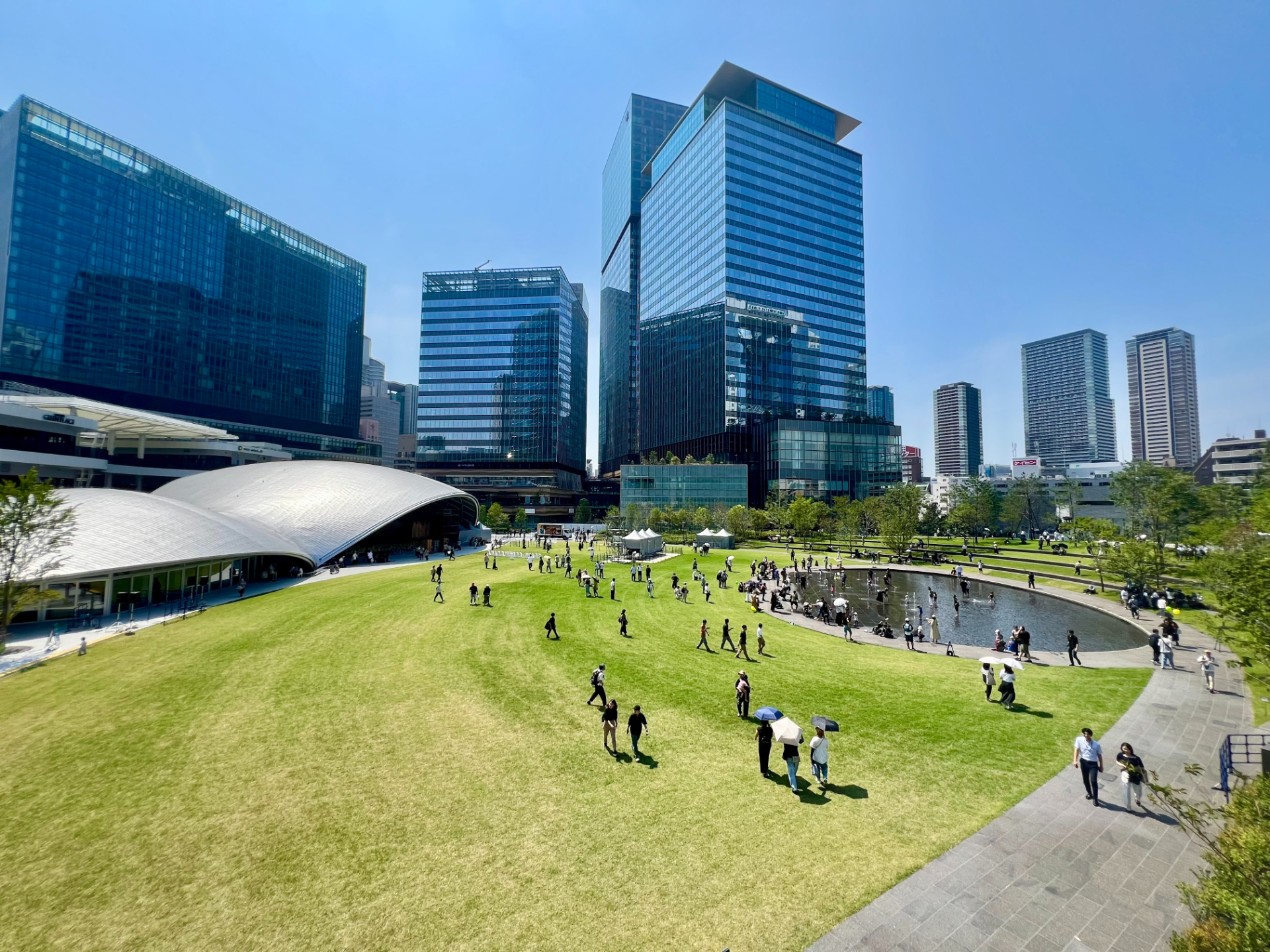 総面積約9万1000m<span class="em sup">2</span>のうちおよそ半分の約4万5000m<span class="em sup">2</span>を、南北の都市公園「うめきた公園」とした。約320種・約1500本が植栽され、西日本最大のターミナル駅前に圧倒的な緑空間が広がる（写真は全面開園したサウスパーク側）