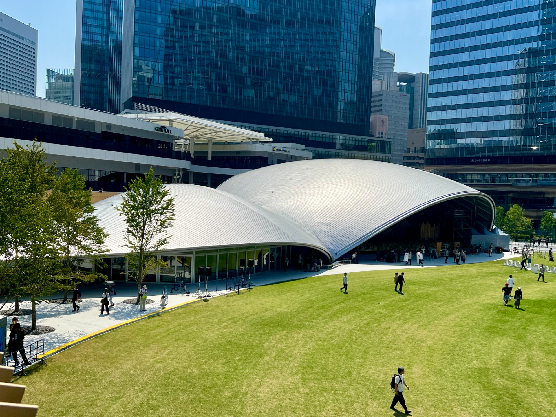 サウスパークは、天然芝と水盤のある芝生広場。全長約120mの大屋根イベントスペース「ロートハートスクエアうめきた」を併設しており、1万人規模のイベント開催も可能という。6日のオープニングセレモニーもここを会場に行なわれた
