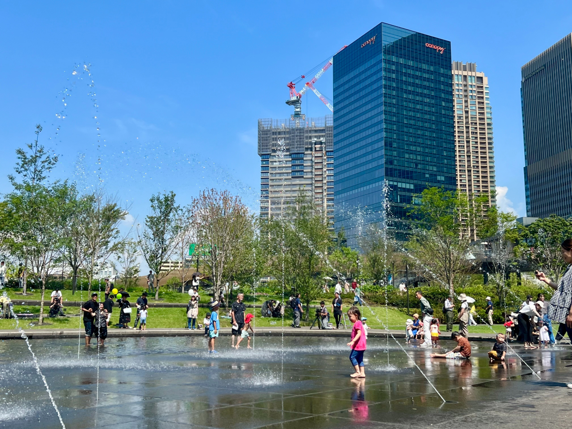 サウスパークは、天然芝と水盤のある芝生広場。全長約120mの大屋根イベントスペース「ロートハートスクエアうめきた」を併設しており、1万人規模のイベント開催も可能という。6日のオープニングセレモニーもここを会場に行なわれた