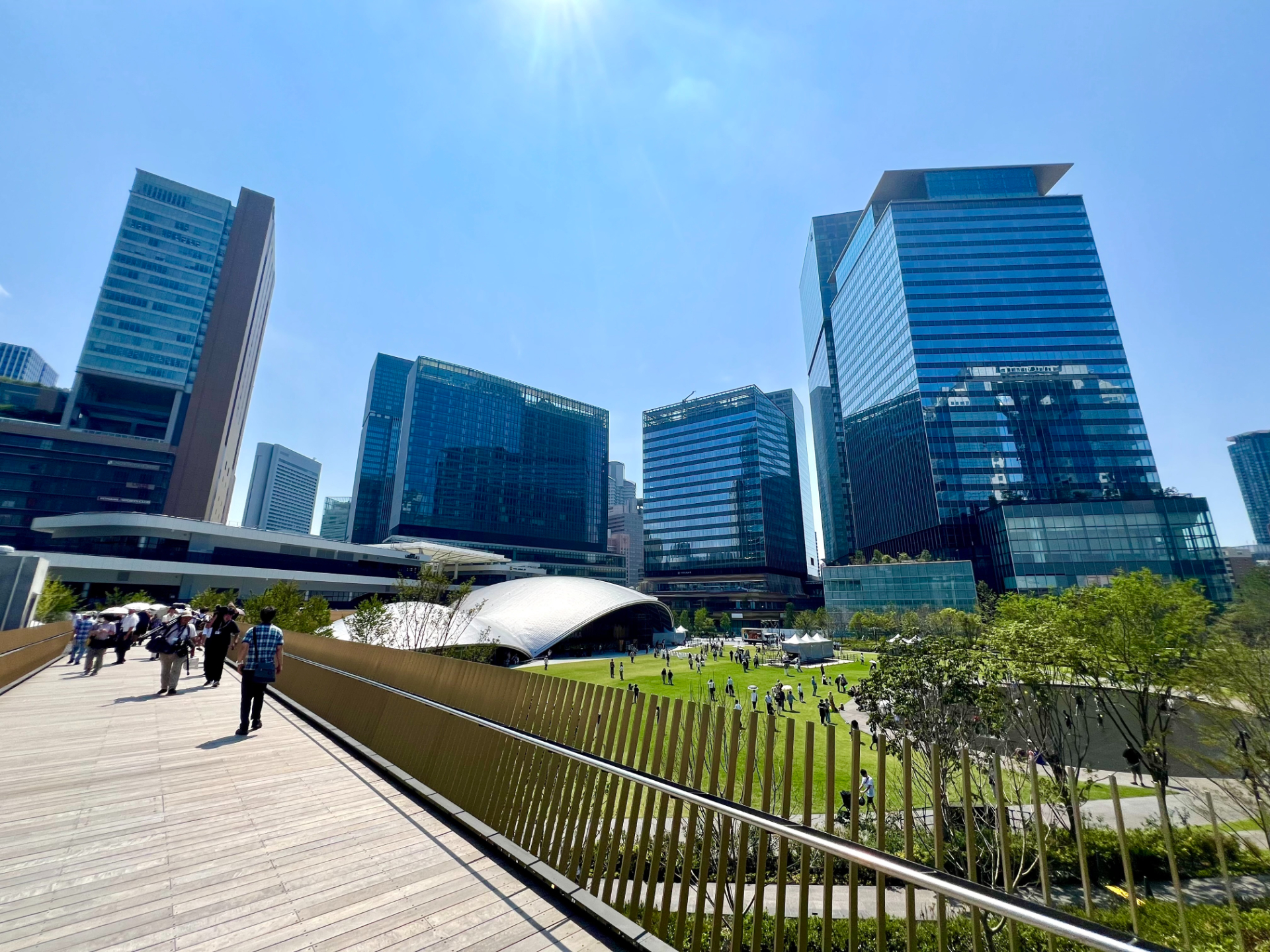 南北に分かれるうめきた公園をつなぐ「ひらめきの道」の一部区間（南街区側）が開通。写真正面に向かって真っすぐ進むとJR大阪駅方面