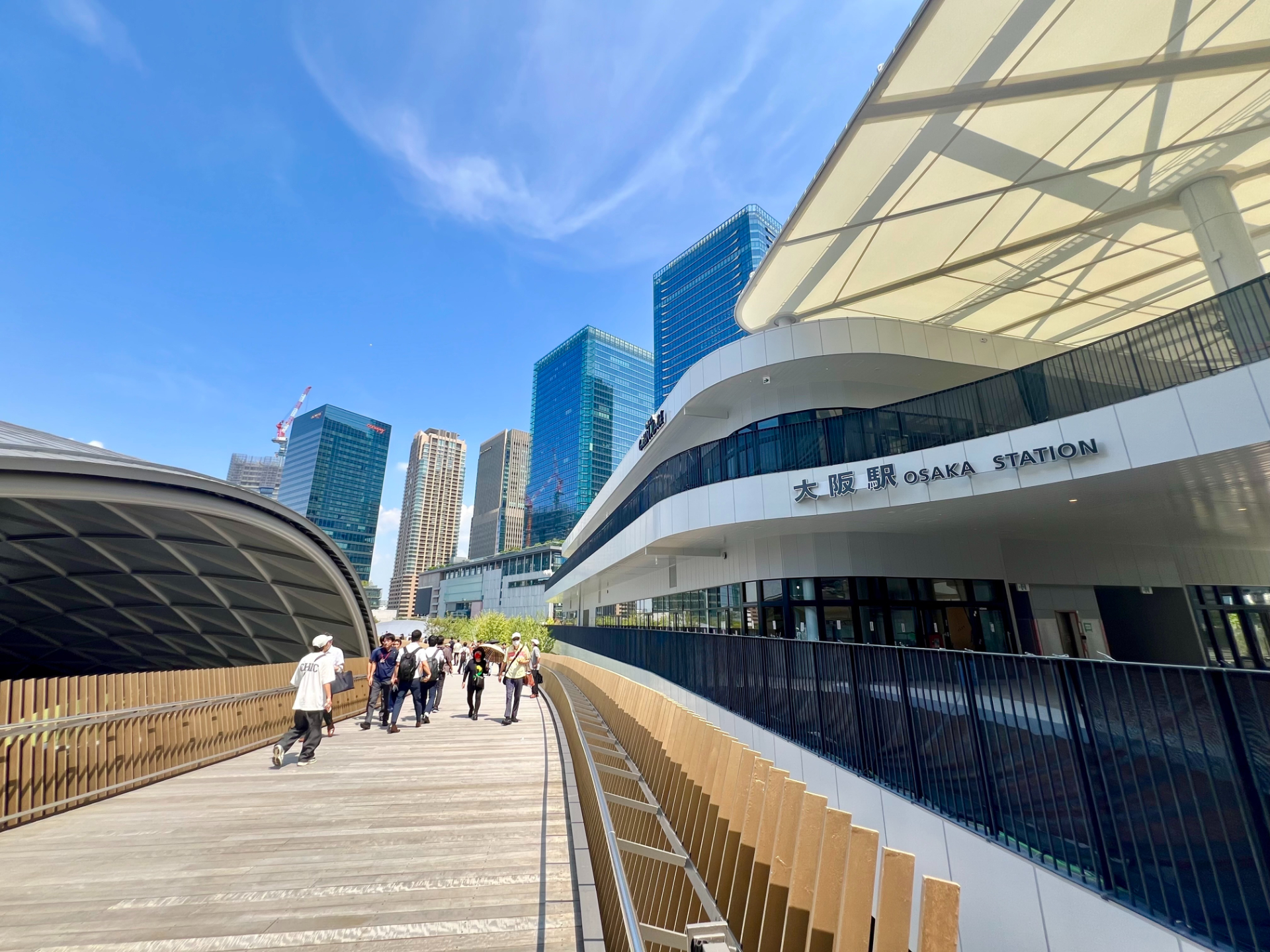 6日の先行まちびらきに伴い、JR大阪駅ビル「ルクアイーレ」から「ひらめきの道」へのルートも開通した