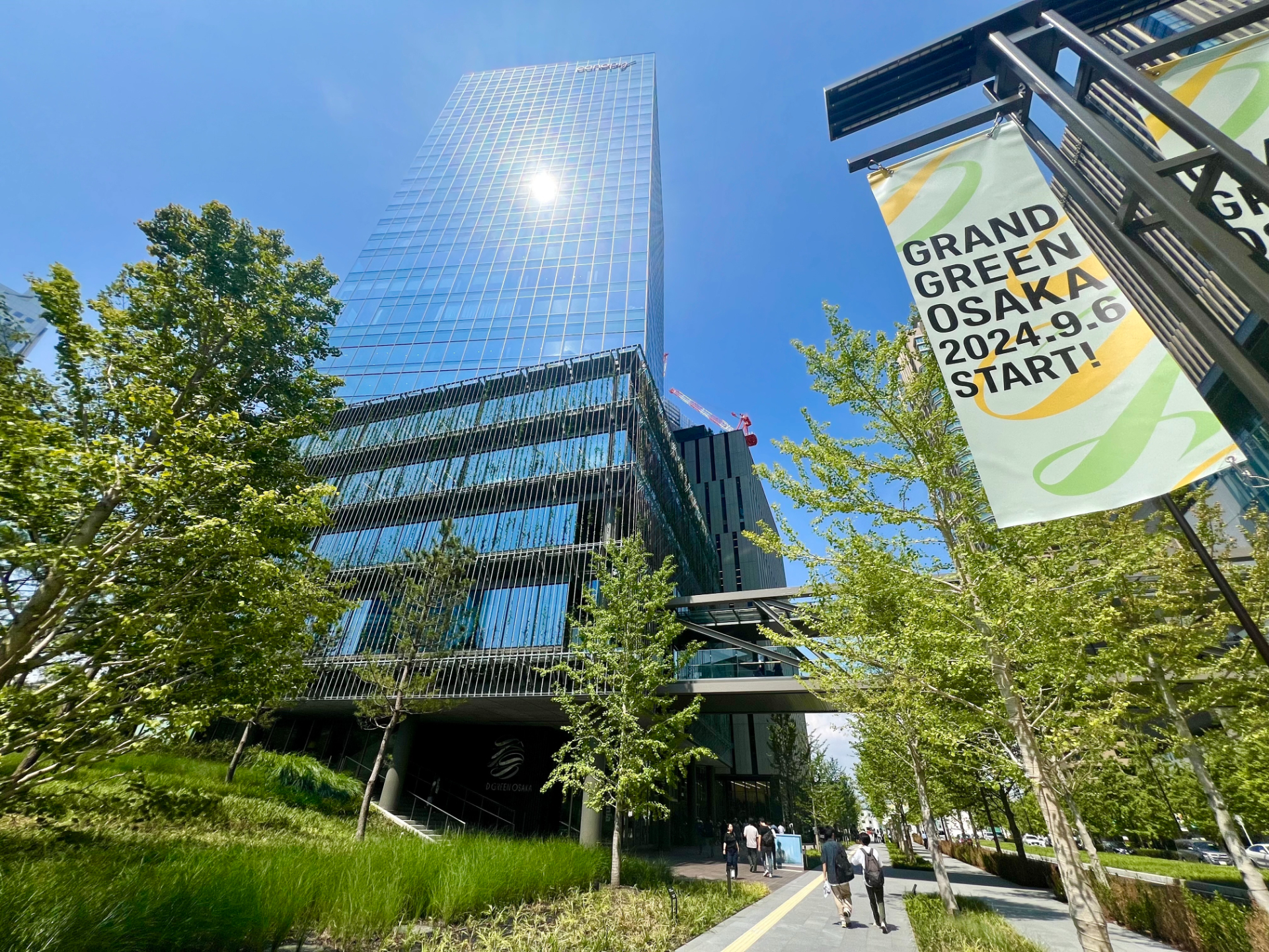 北街区の北館（地下3階・地上26階建）が併せてオープン。2階連絡通路でグランフロント大阪 北館と行き来できる