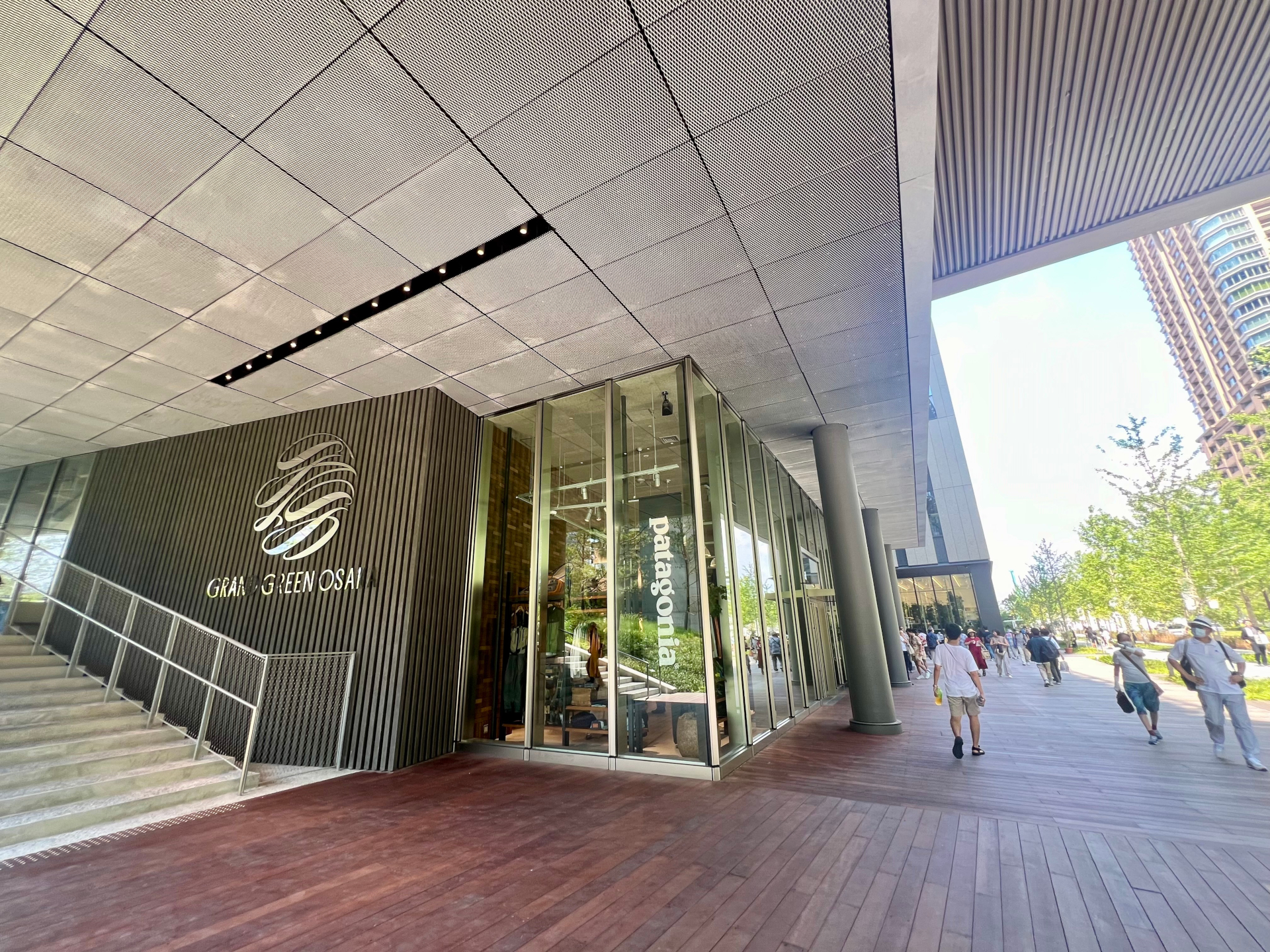 1～2階に商業施設「グラングリーン大阪 ショップ＆レストラン」、1～9階に産官学連携で新たなイノベーション創出を支援する中核機能施設「JAM BASE」、1階・10～25階に日本初進出のホテル「キャノピーby ヒルトン大阪梅田」が入る。地下階は駐車場など