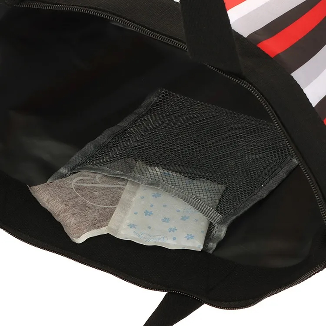 保冷剤を入れられるメッシュポケット