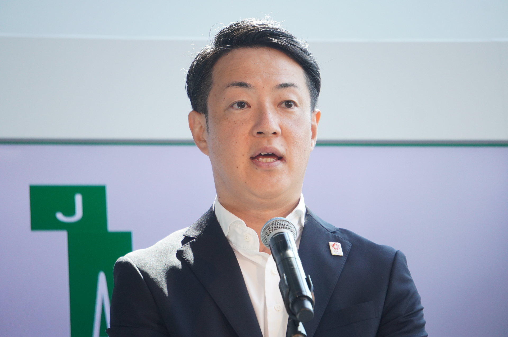 大阪市長 横山英幸氏は、来年の関西万博を控え、世界から注目を集めるなか「自然が隣り合っているからこそアイデア・交流が生まれる。（世界的な都市ではそれがすでに進んでいるが）今後、大阪が世界都市となっていくべくにふさわしい重要な施設。大阪の新しい時代に向けて期待」
