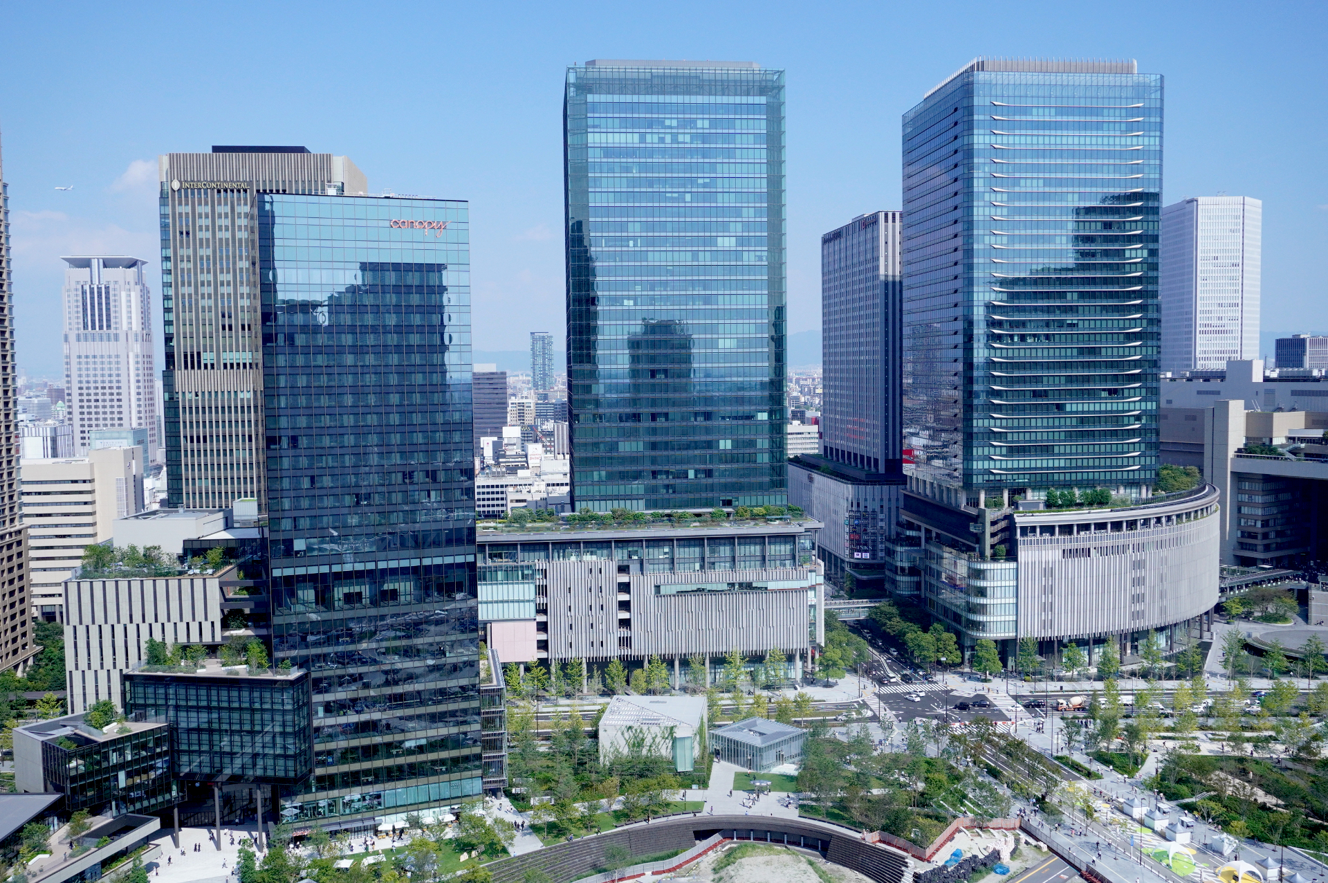 左ビルが開業した北街区の北館。上層階に「キャノピーby ヒルトン大阪梅田」が入居する。中央/右ビルはグランフロント大阪（北館/南館）