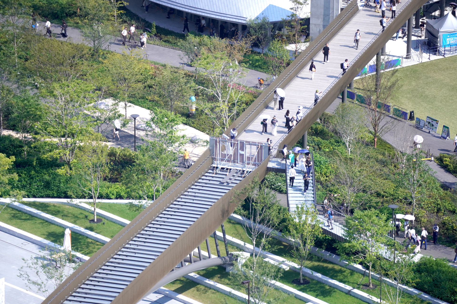 南北のうめきた公園をつなぐ「ひらめきの道」も一部区間（南街区側）が開通。北街区のノースパークへ向かう区間は封鎖中になっている