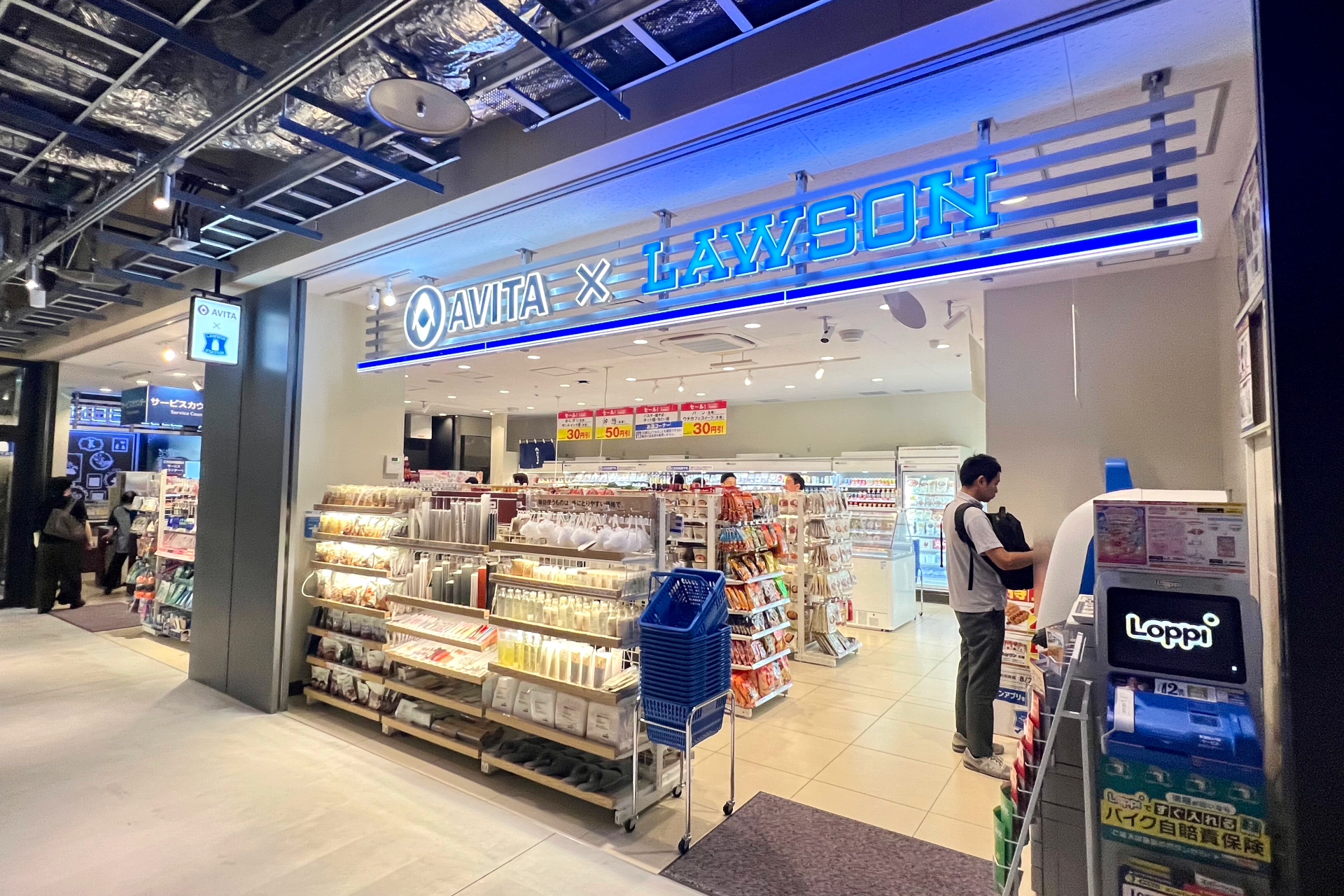 AVITAとローソンがタッグを組んだ初の体験型フラッグシップ店舗「ローソンJAM BASE店」。アバターや生成AIを活用したエンタメ感ある“未来のコンビニ”で買い物できる