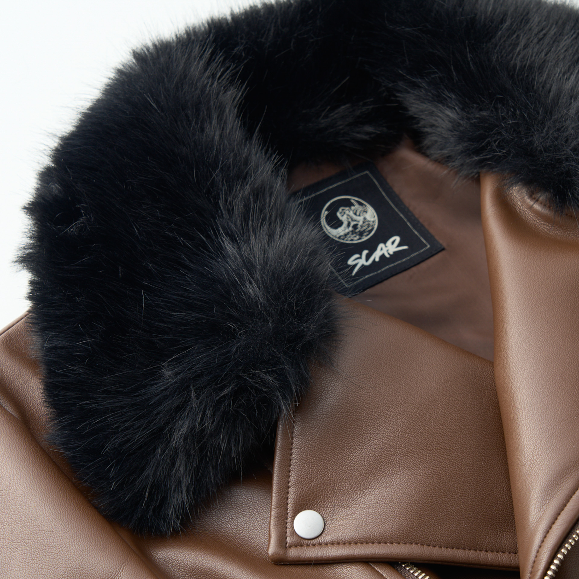 フェイクファーや刺繍が華やかながら、クールにまとまっている