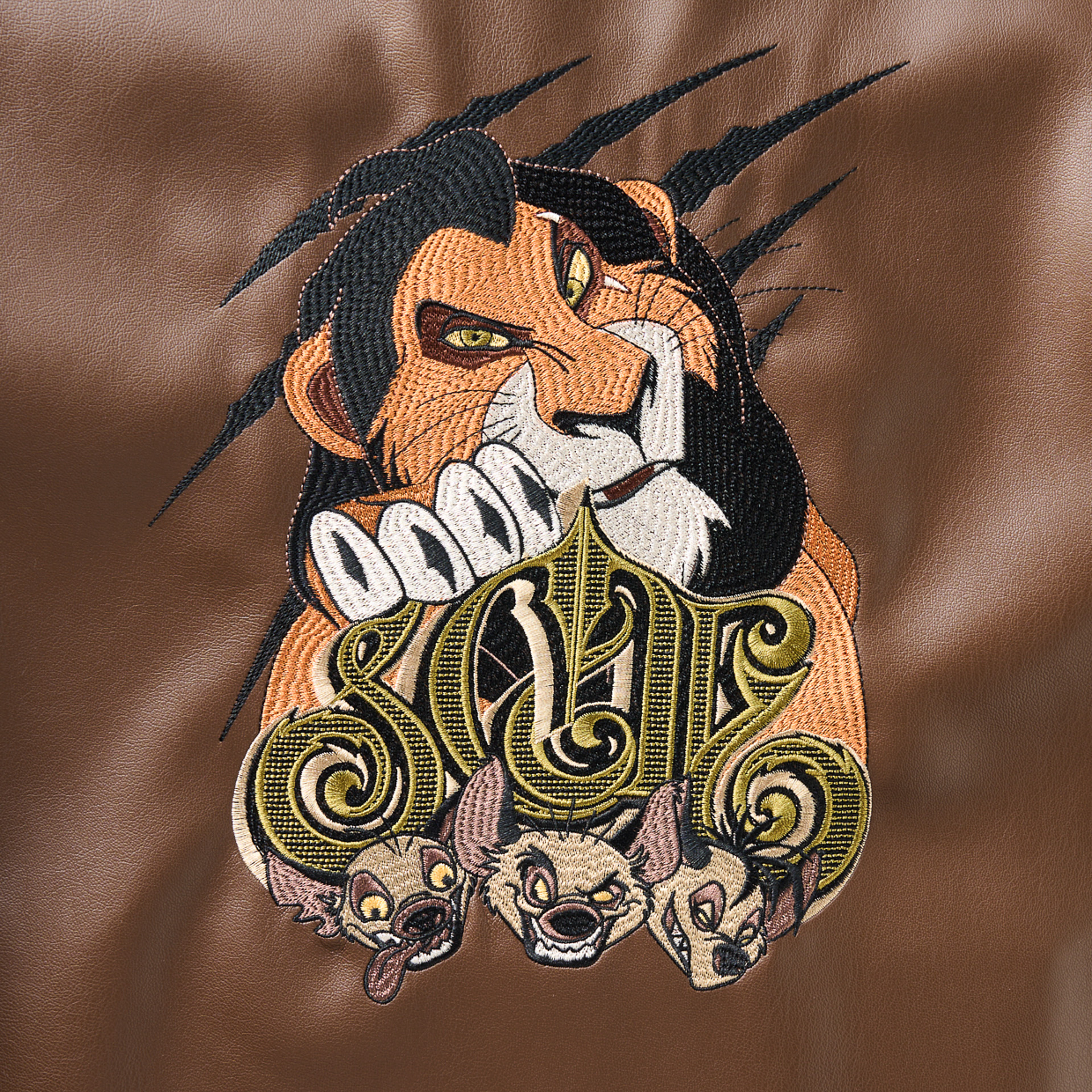 フェイクファーや刺繍が華やかながら、クールにまとまっている