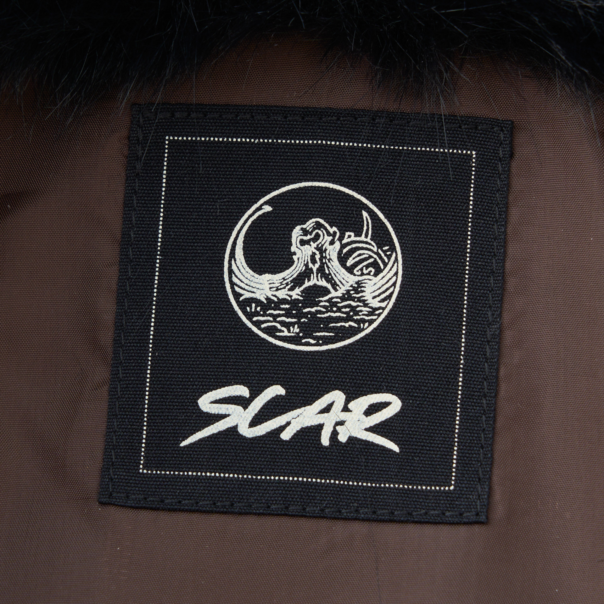 フェイクファーや刺繍が華やかながら、クールにまとまっている