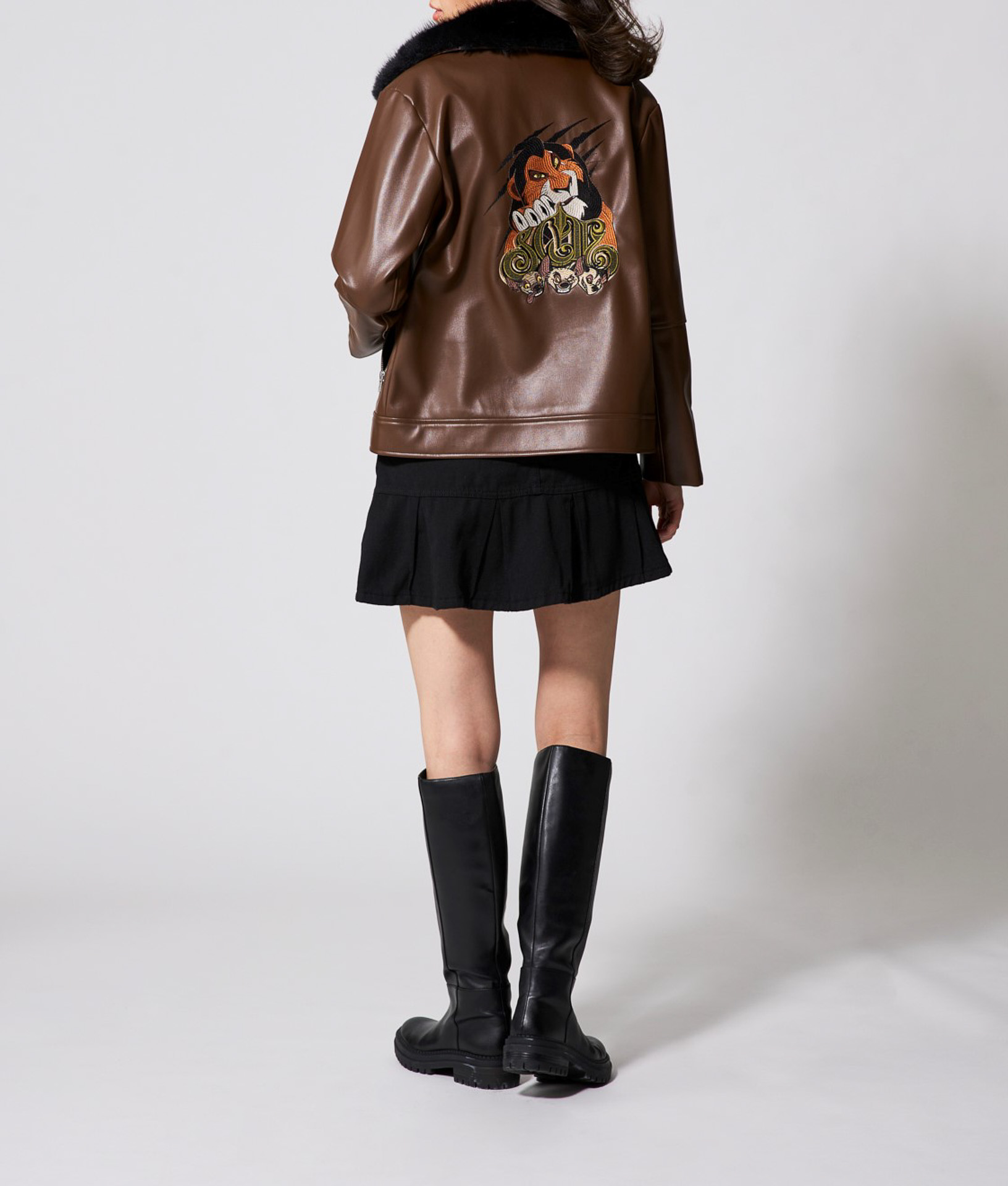 フェイクファーや刺繍が華やかながら、クールにまとまっている