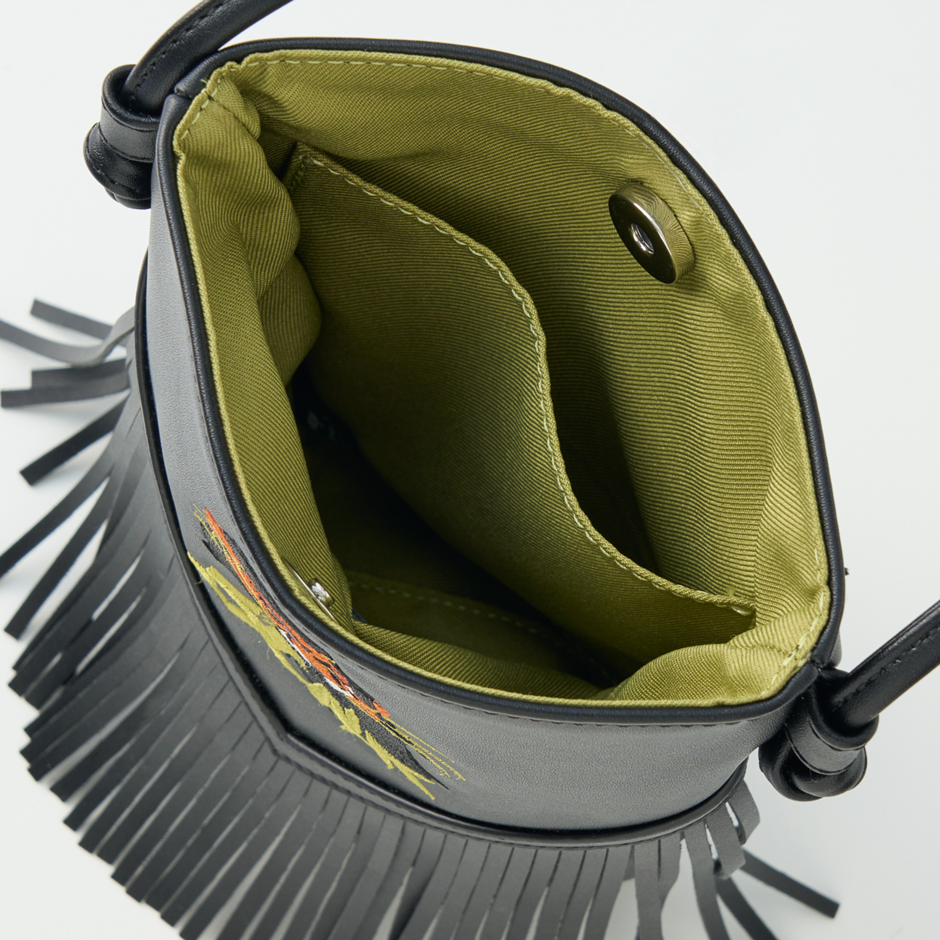 「フリンジショルダーバッグ「ライオン・キング/スカー」（6990円）