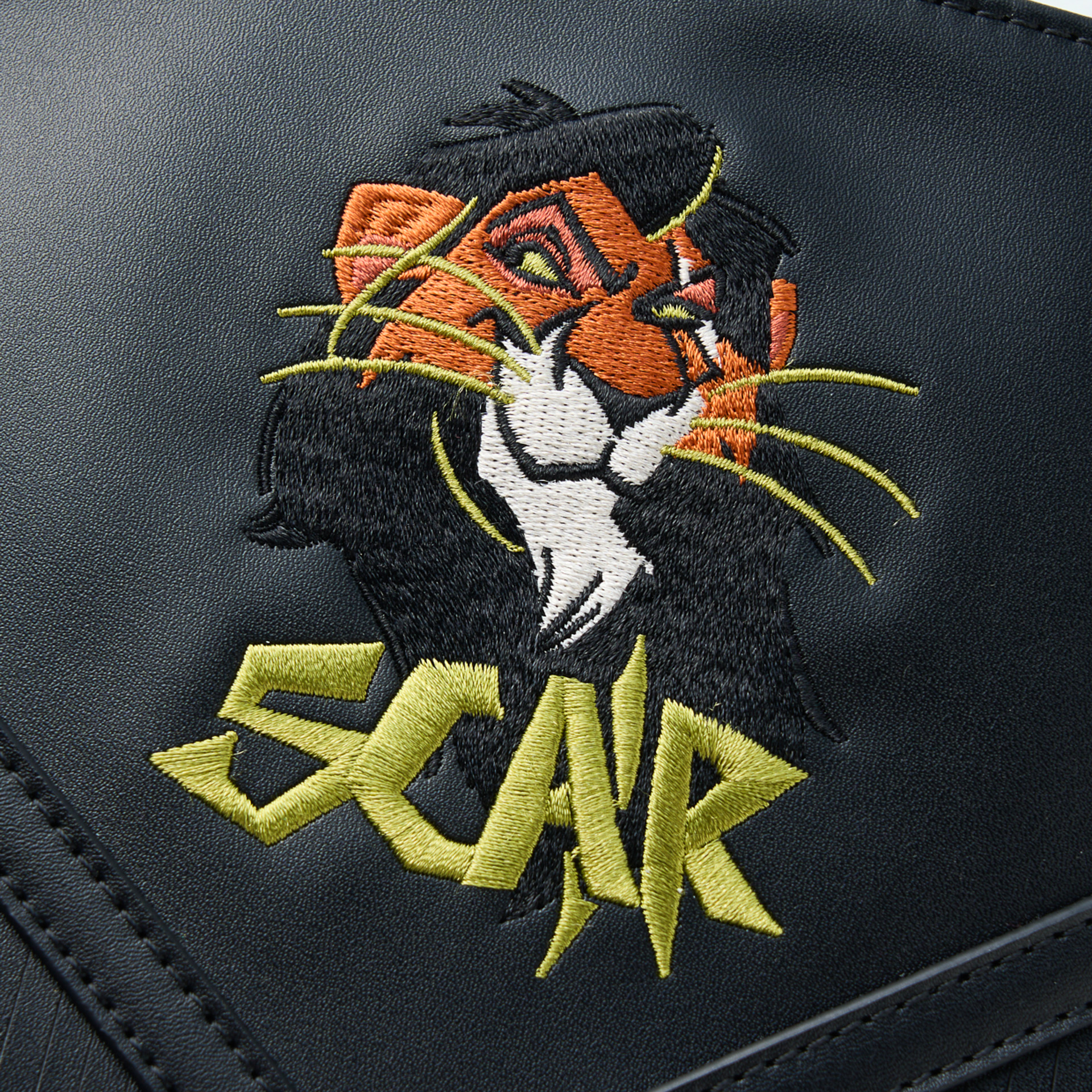 「フリンジショルダーバッグ「ライオン・キング/スカー」（6990円）