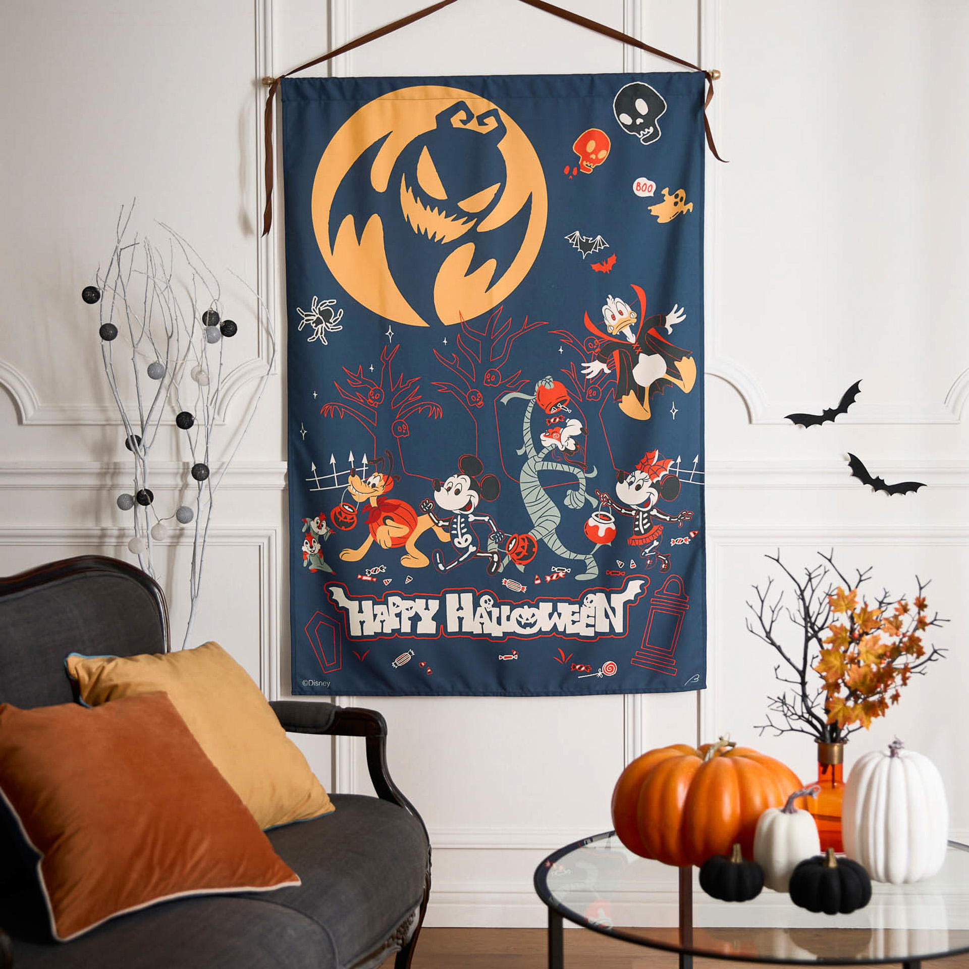 「ハロウィーンタペストリー＜ミッキー＆フレンズ＞」（2990円～3990円）