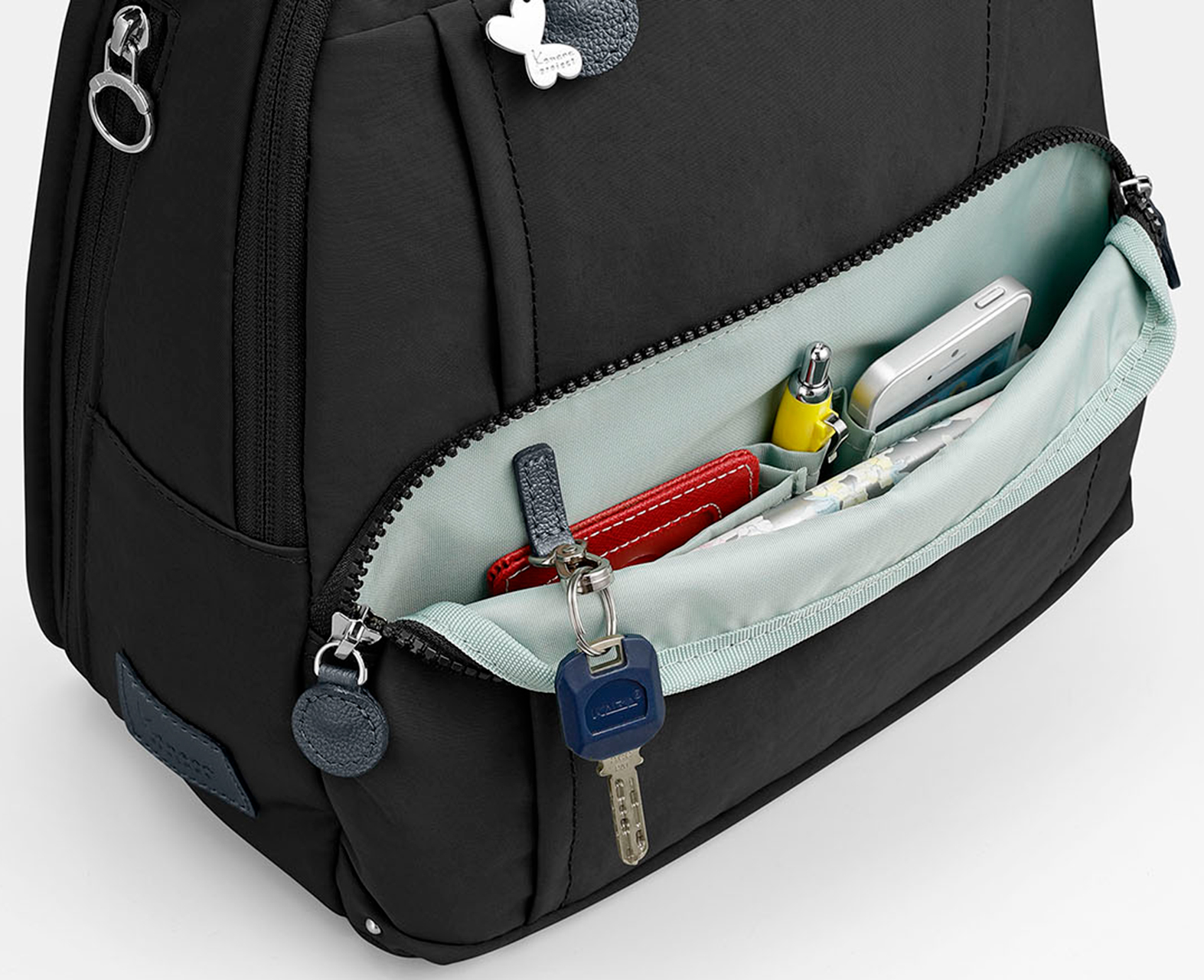 フロントポケットはスマートフォンが入るポケットやキーホルダーも