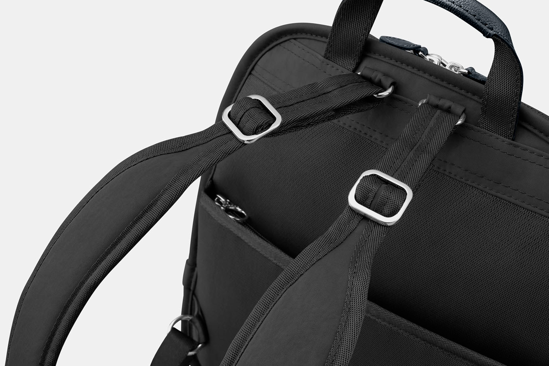 肩ベルトは身体に沿うカーブ形状で、クッションパッドの位置も体型に合わせて微調整できる