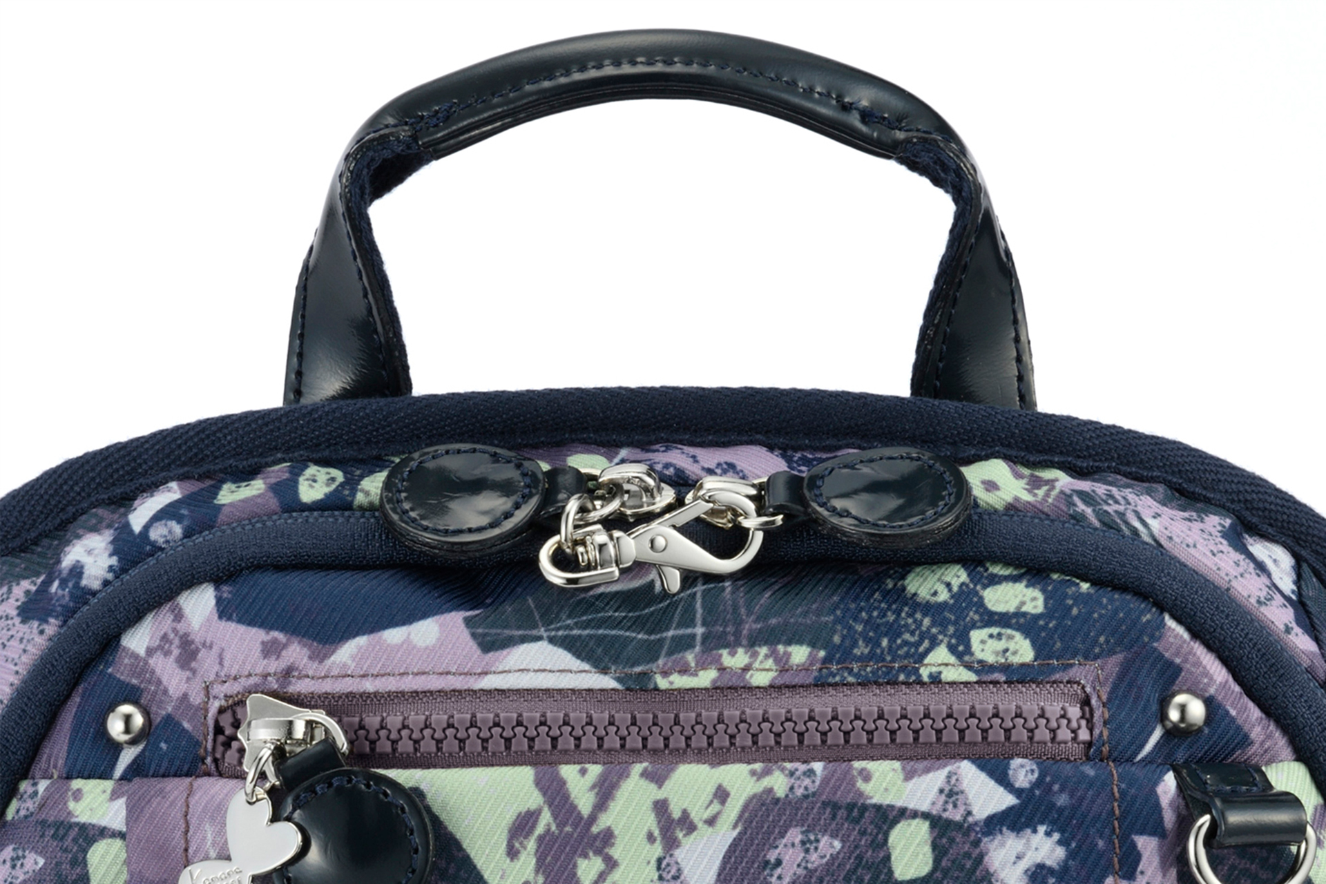 メイン収納部のファスナーには不用意な開閉を防ぐセーフティーロック