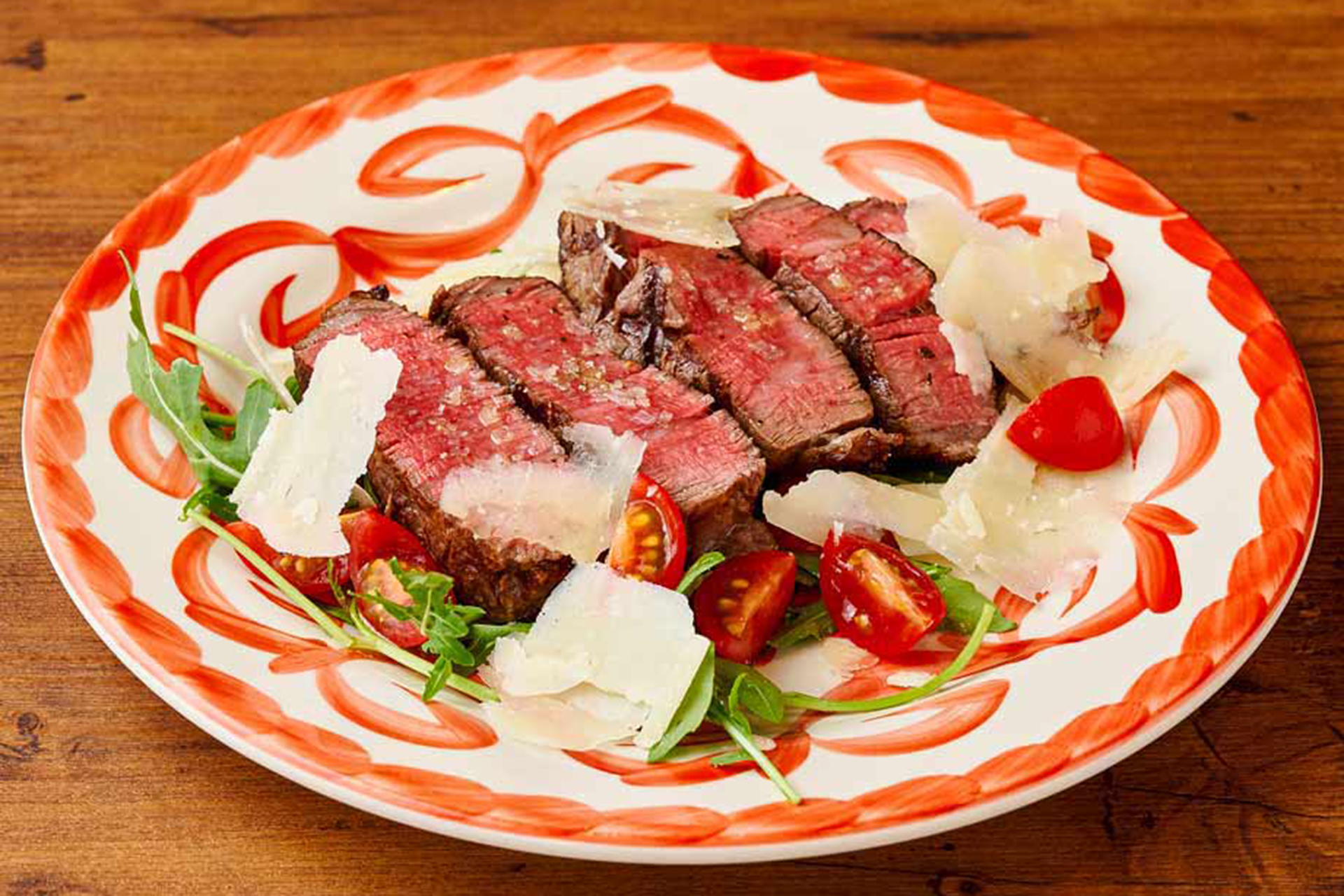 トラットリア ダ・ケンゾー「牛フィレ肉のタリアータ ルッコラとプチトマト（5800円）」