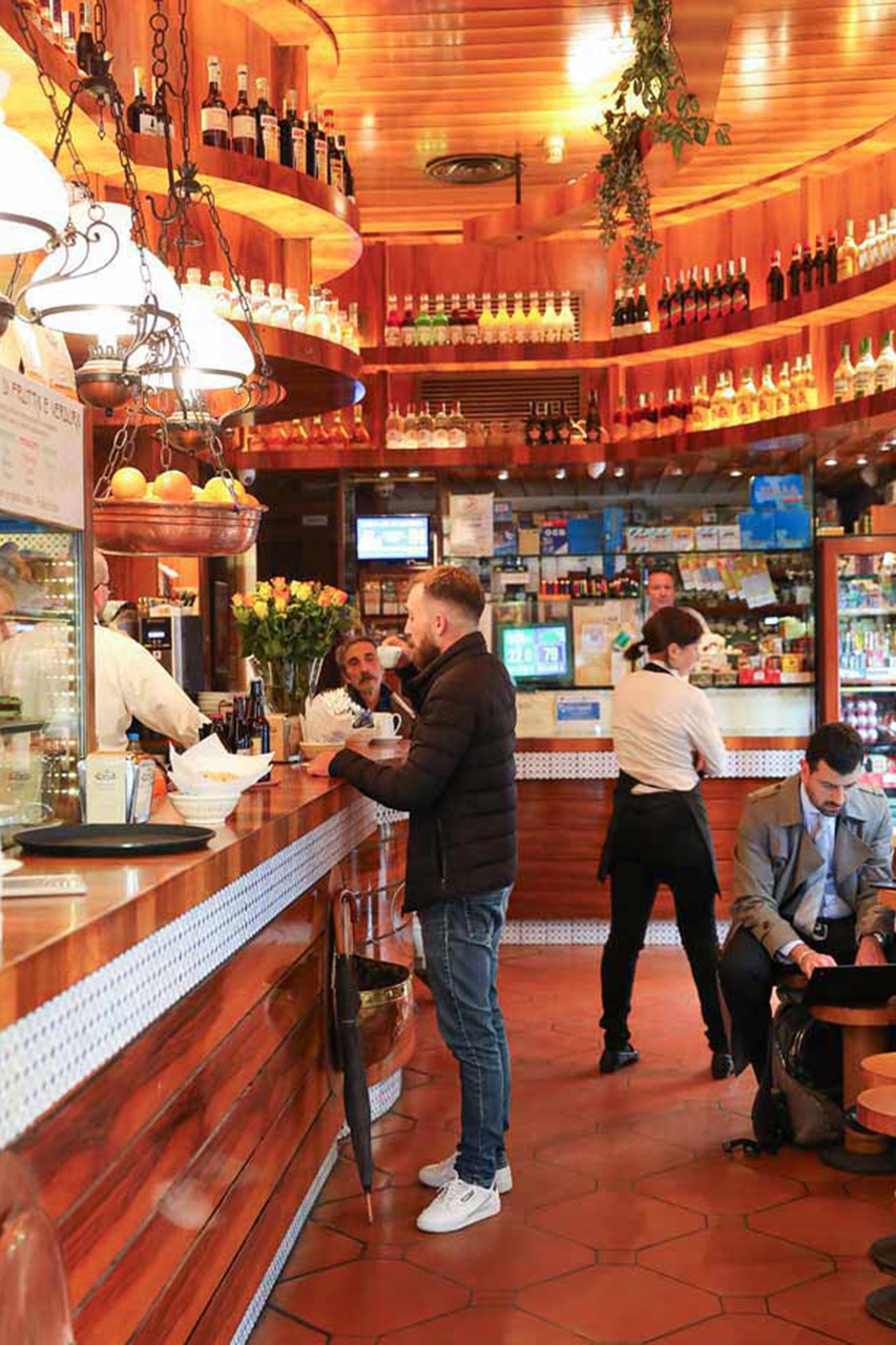 カフェ、ワイン、カクテルが楽しめるバール