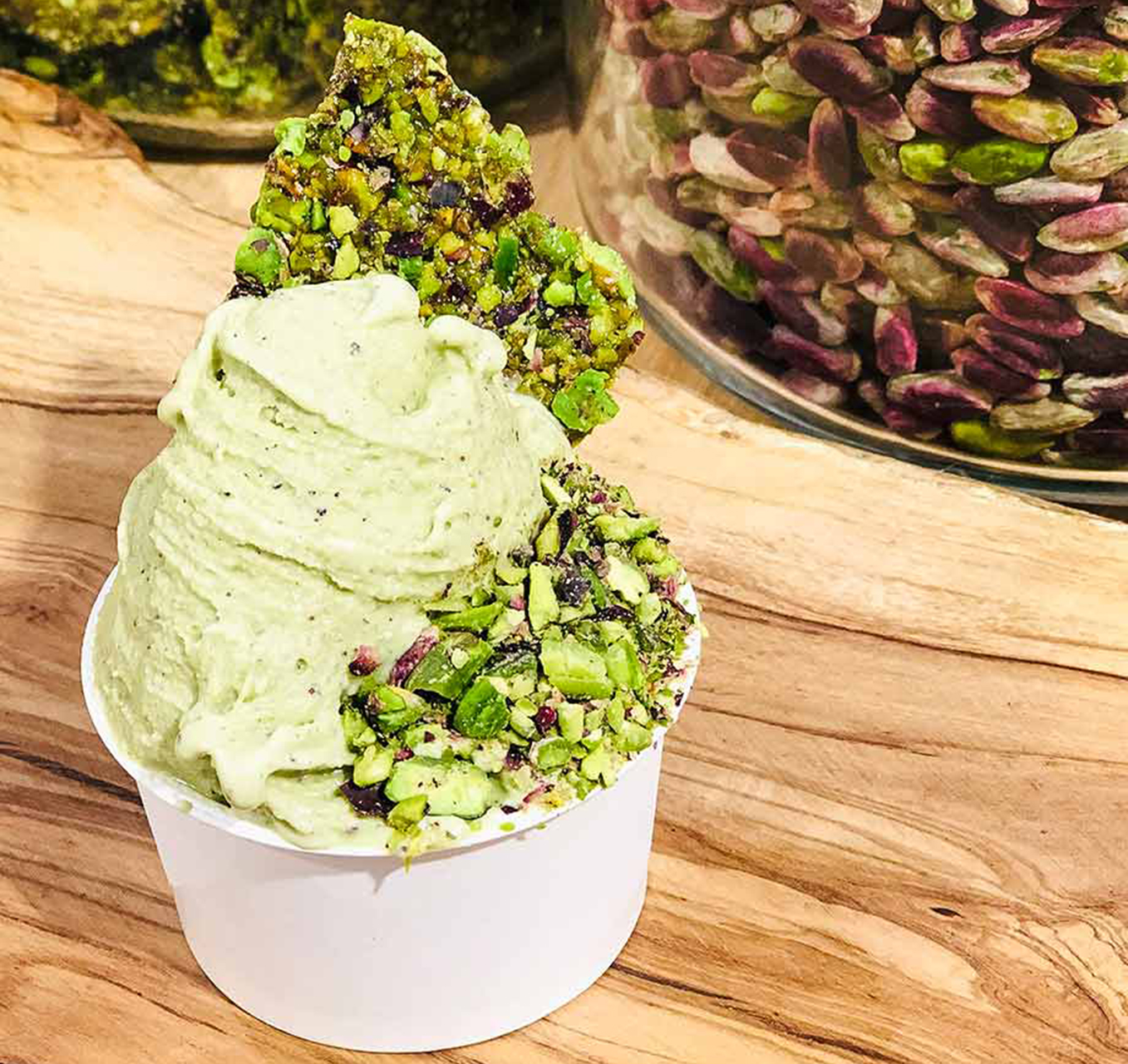 ザ・サーカス 左上「アラゴスタ（各701円）」右上「ゴルゴンゾーラチーズケーキ（3401円）（1/4カット 901円）」