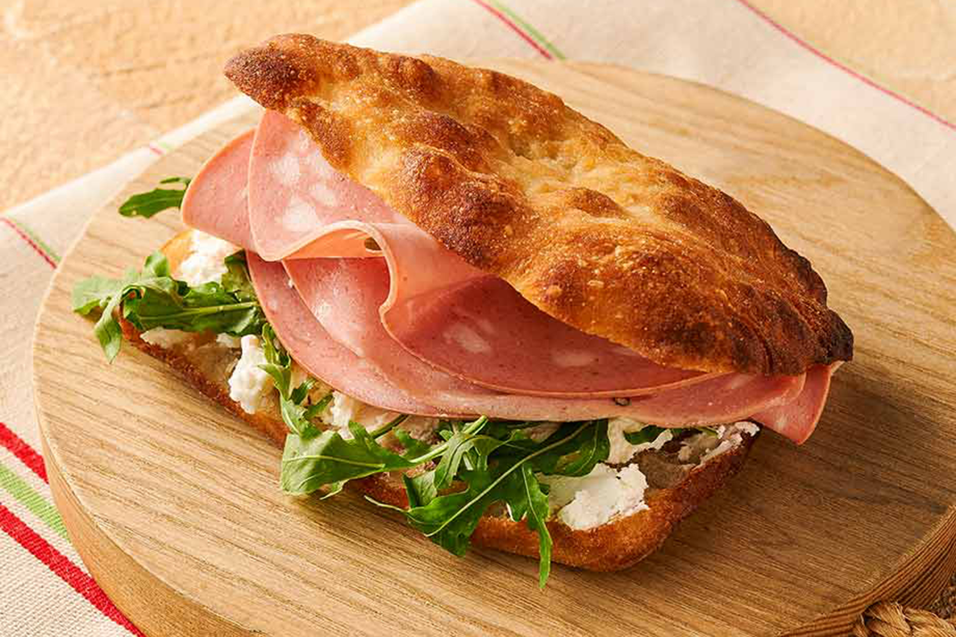 イル プレージョ「モルタデッラ・自家製リコッタ・セルヴァチコのパニーノ（1300円）」