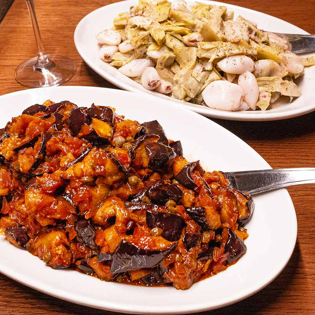 ベルリンガッチョ アリメンターリ 手前「ナスのカポナータ（701円/80g）」奥「ヤリイカとカルチョーフィのソテー（901円/80g）」