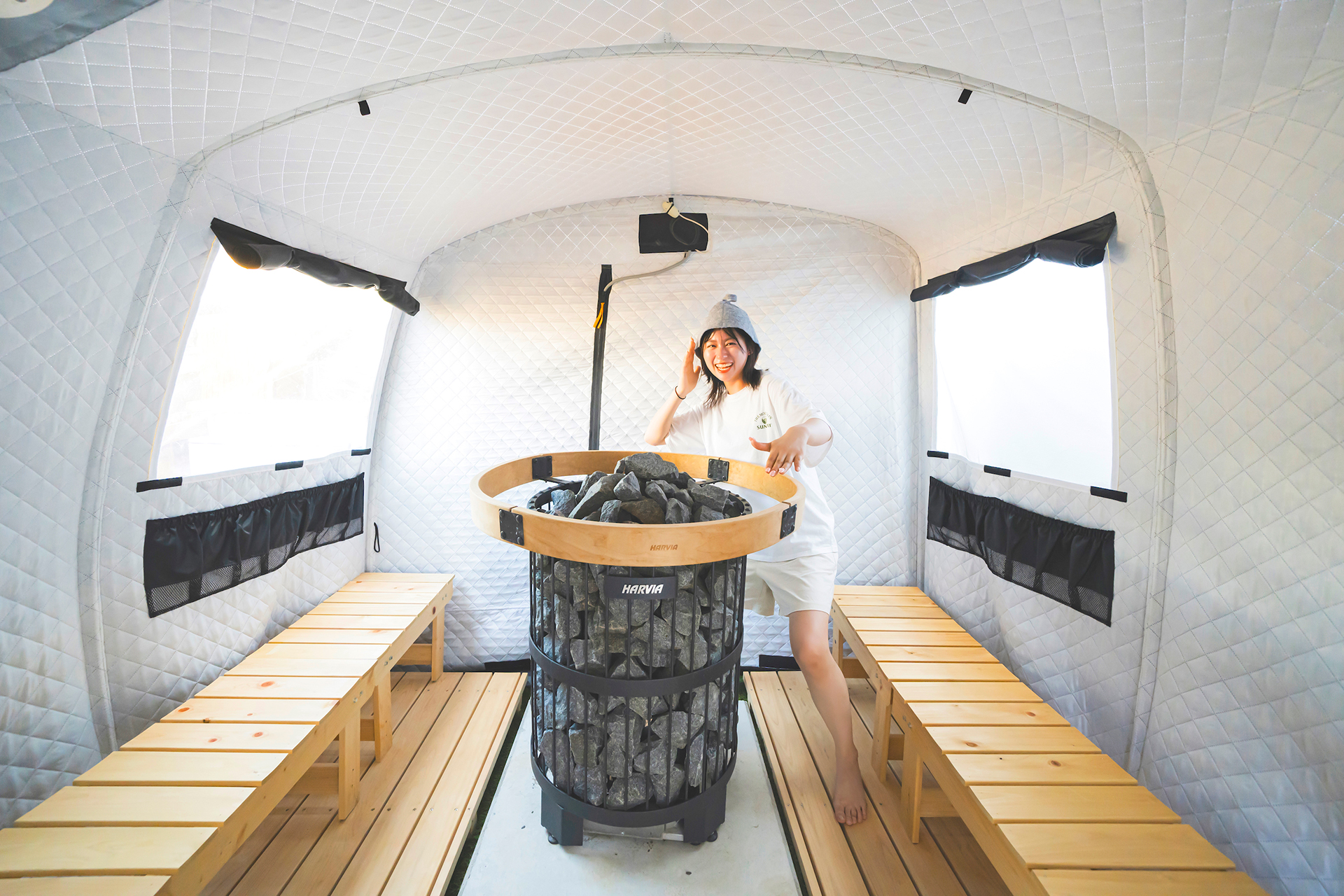 広い室内のテントサウナ「MORZH MAX Sauna」
