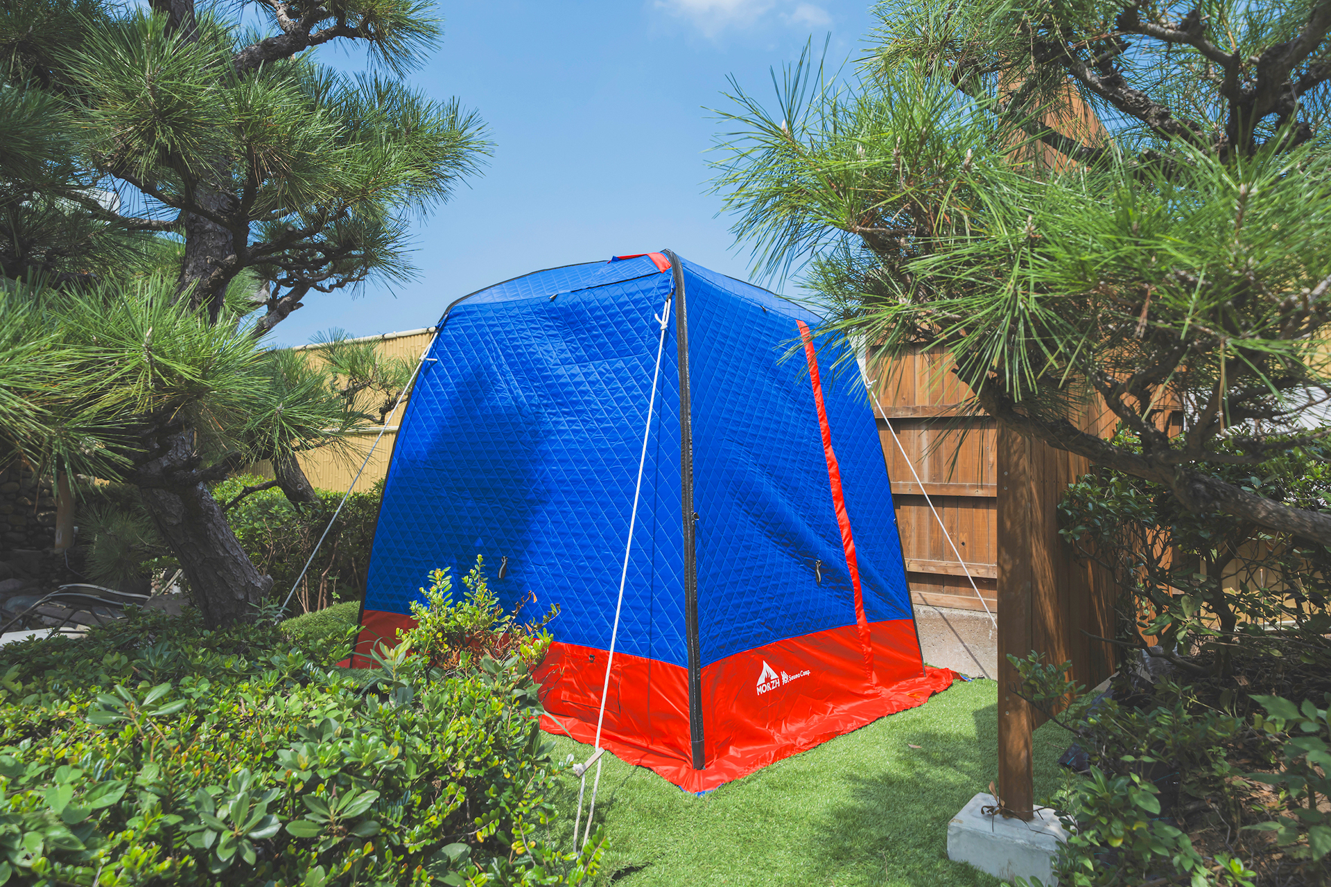 瀬戸内海を一望できる場所に配置したテントサウナ「MORZH Ocean View Sauna」