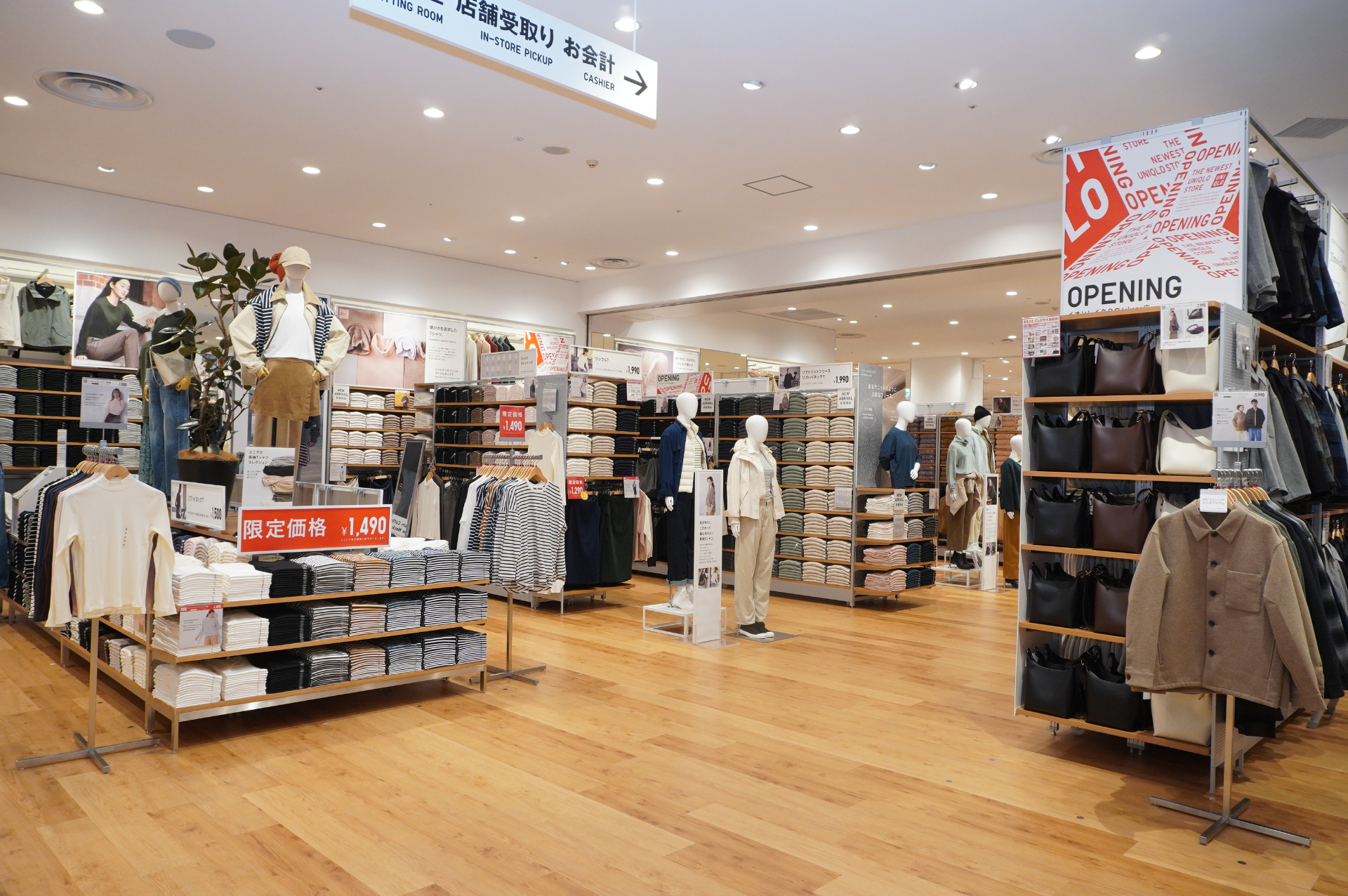 広い店内にユニクロのフルラインアップ約500点を用意。担当者によれば、売り場の男女比率は同じくらい（ウィメンズが若干多め）でキッズ・ベビー商品が豊富とのこと