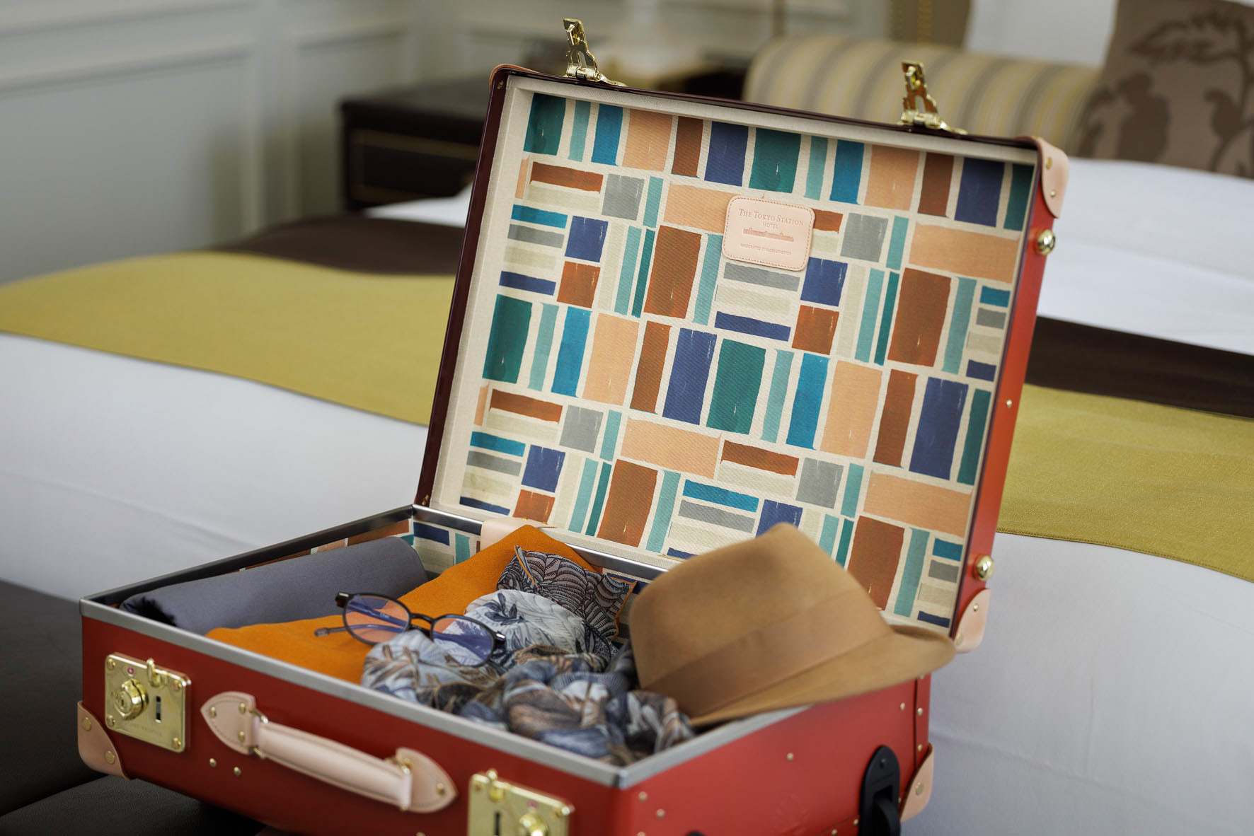 丸の内駅舎に着想を得た赤みがかったボディカラーに、ハンドペイント風パターンの内装