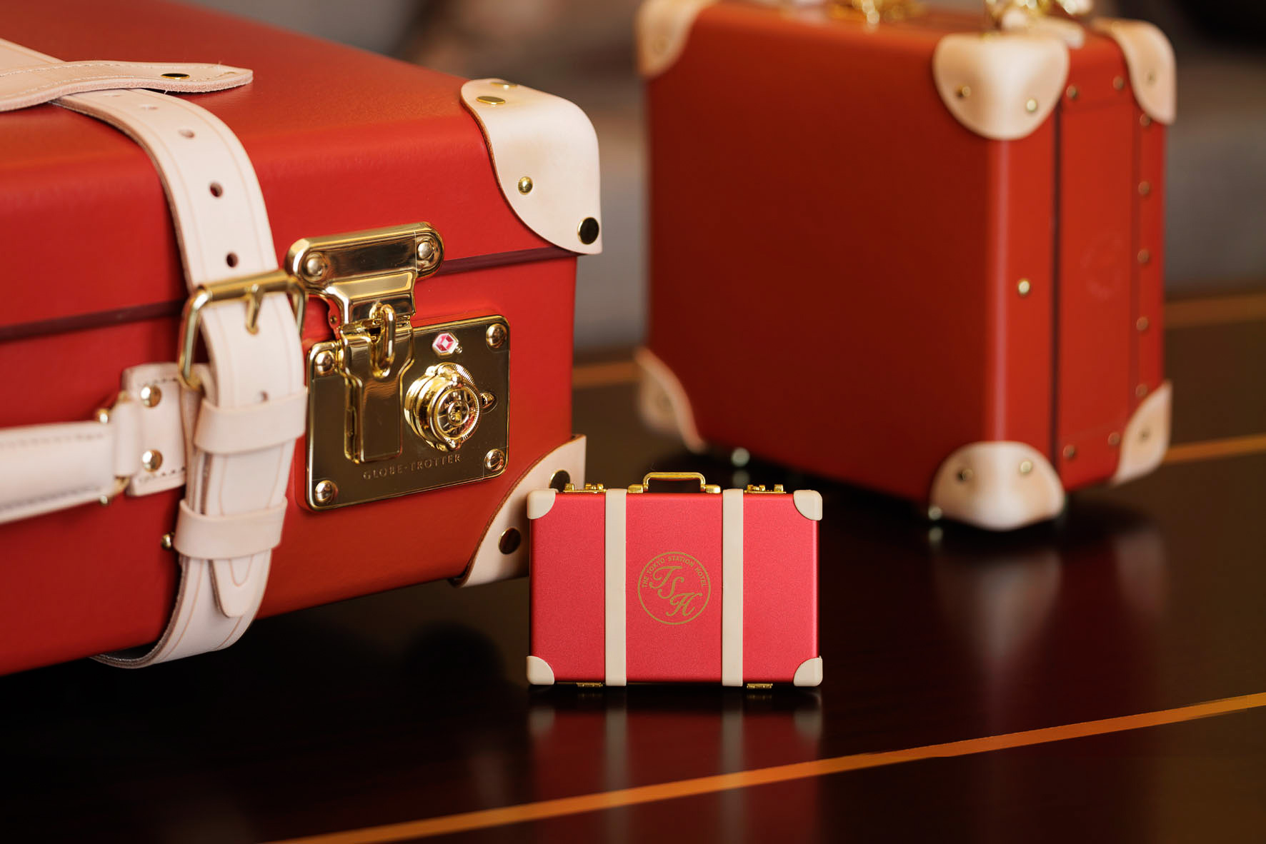 スーツケース風デザインのカードケース