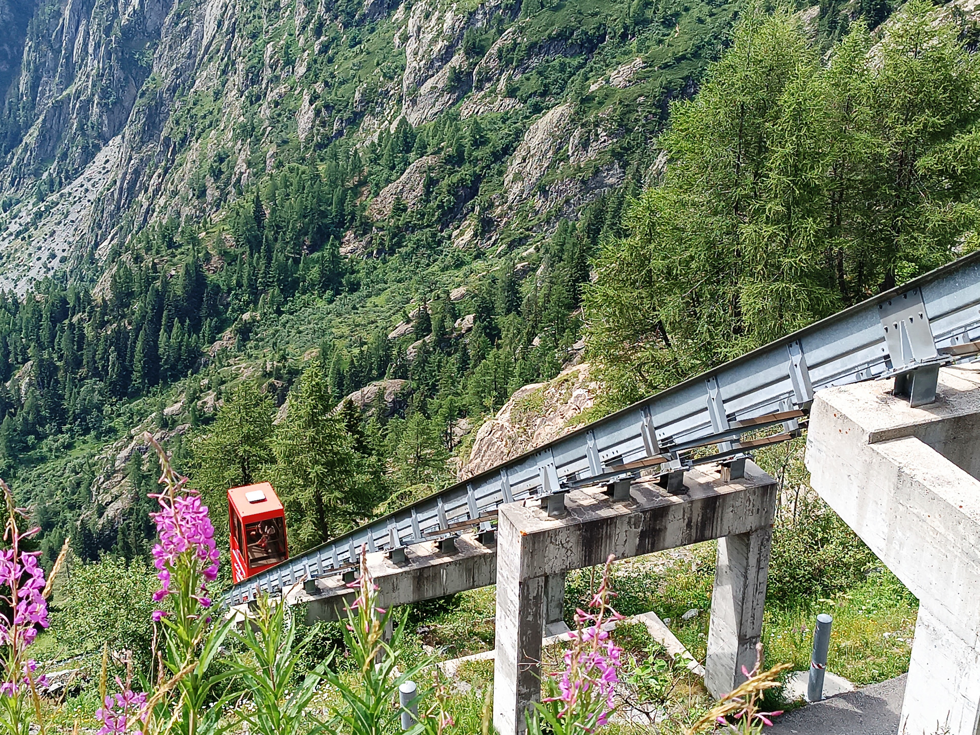 世界最大勾配のケーブルカーに乗ってくることもできます