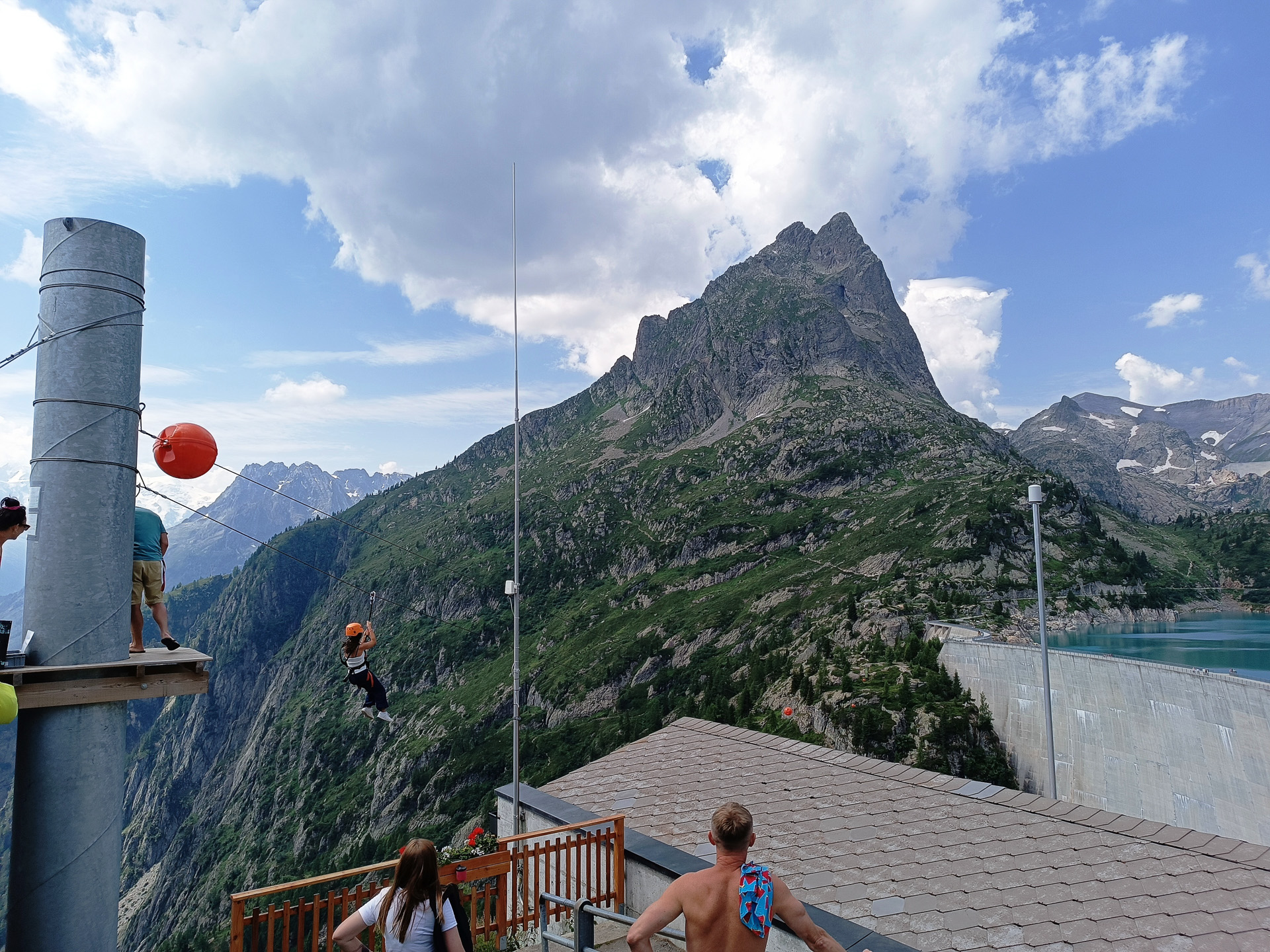 ジップラインのアクティビティを楽しむ人も