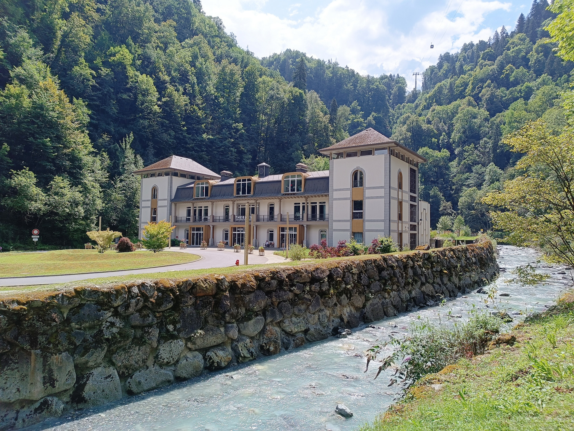 <a href="https://www.thermes-saint-gervais.com/en" class="n" target="_blank">Thermes de Saint-Gervais（英語）</a>。町の中心部に直結するエレベーターがオープン間近でした