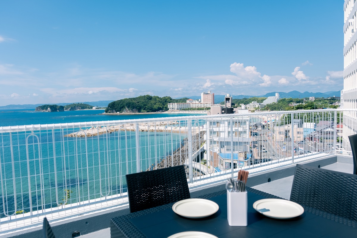 9月13日にグランピング施設「しっぽの森リゾート 白浜」が開業。写真は、同施設のテラス。