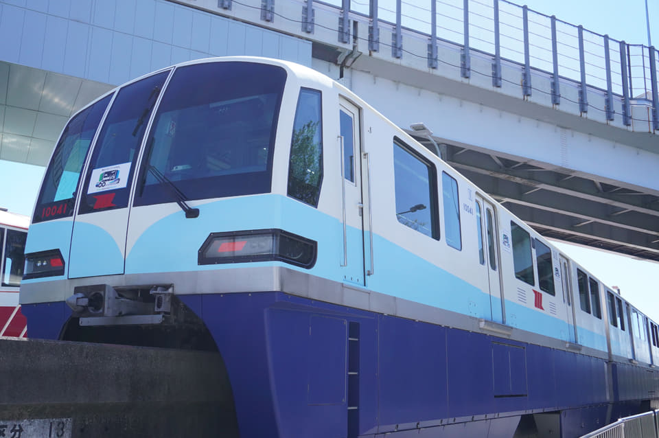 東京モノレール、開業60年前を再現したラッピング列車お披露目。車内は