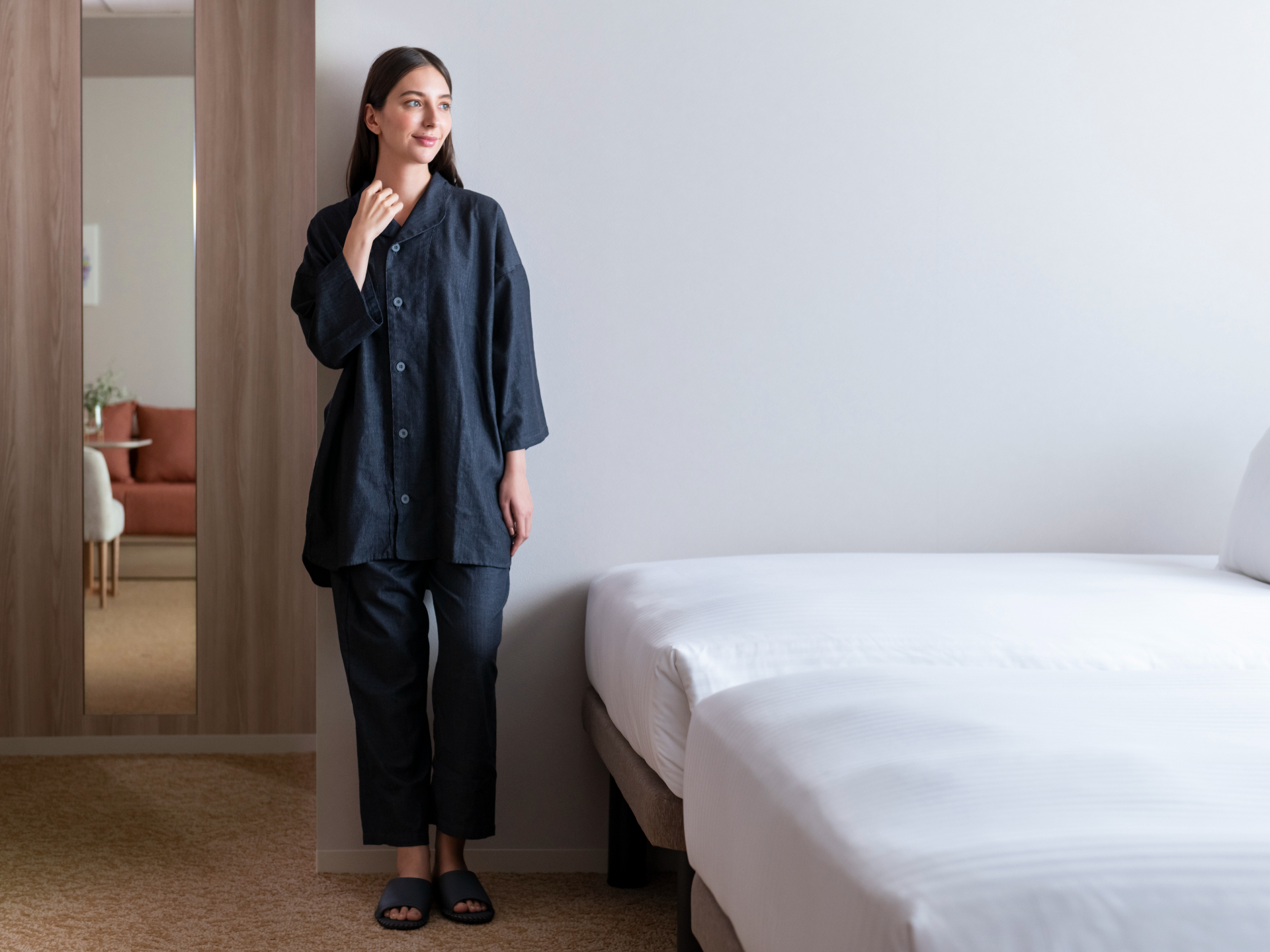 環境に配慮したアメニティ、ナイトウェアのほか、客室内TVでのチェックアウトやエレベーター連携ロボット配送サービスなども導入している