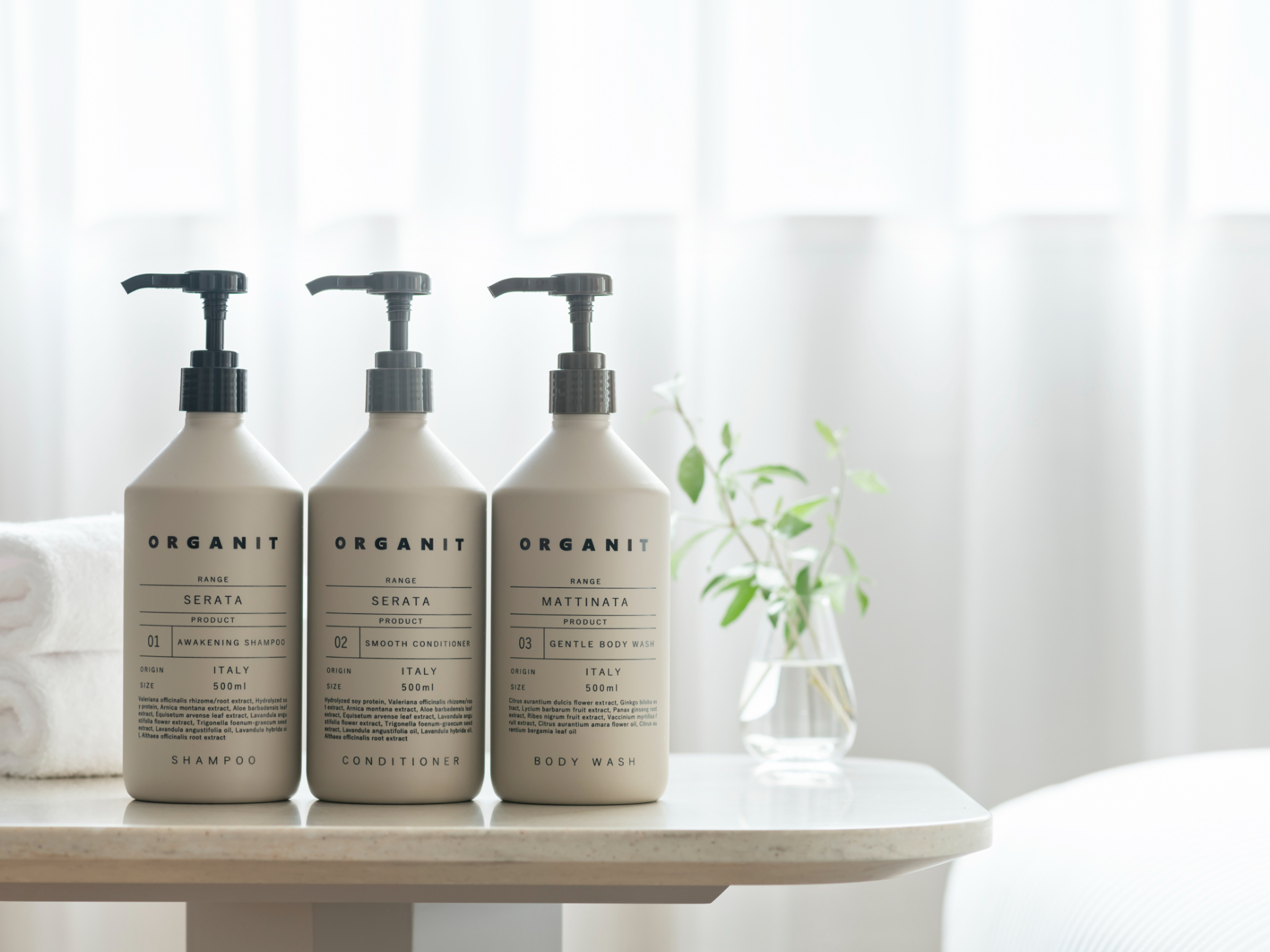 環境に配慮したアメニティ、ナイトウェアのほか、客室内TVでのチェックアウトやエレベーター連携ロボット配送サービスなども導入している