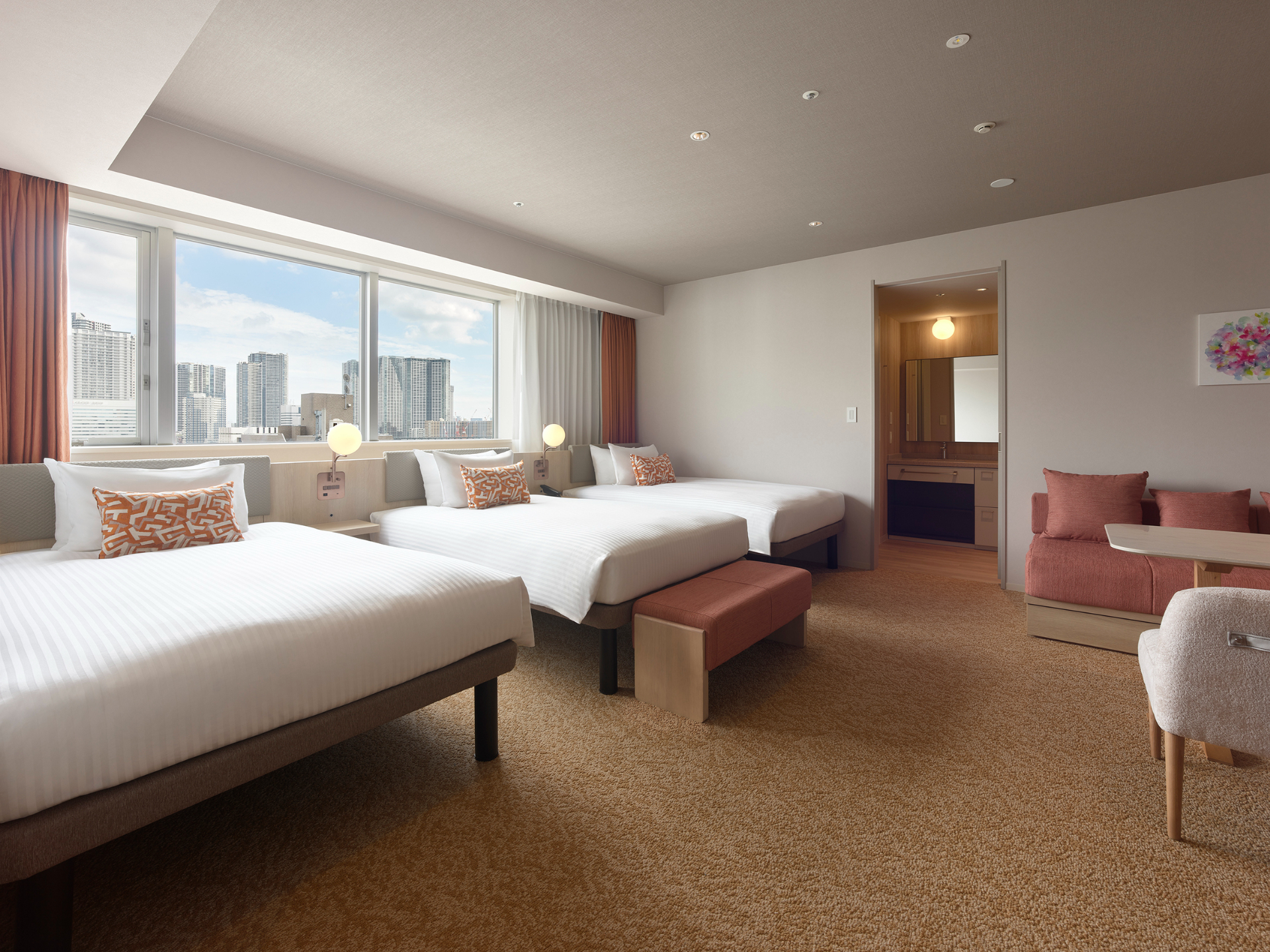 定員4名の「デラックストリプル」（46m<span class="em sup">2</span>）。IHクッキングヒーターやシンク付きのキッチンも備え、部屋で料理や食事が楽しめる