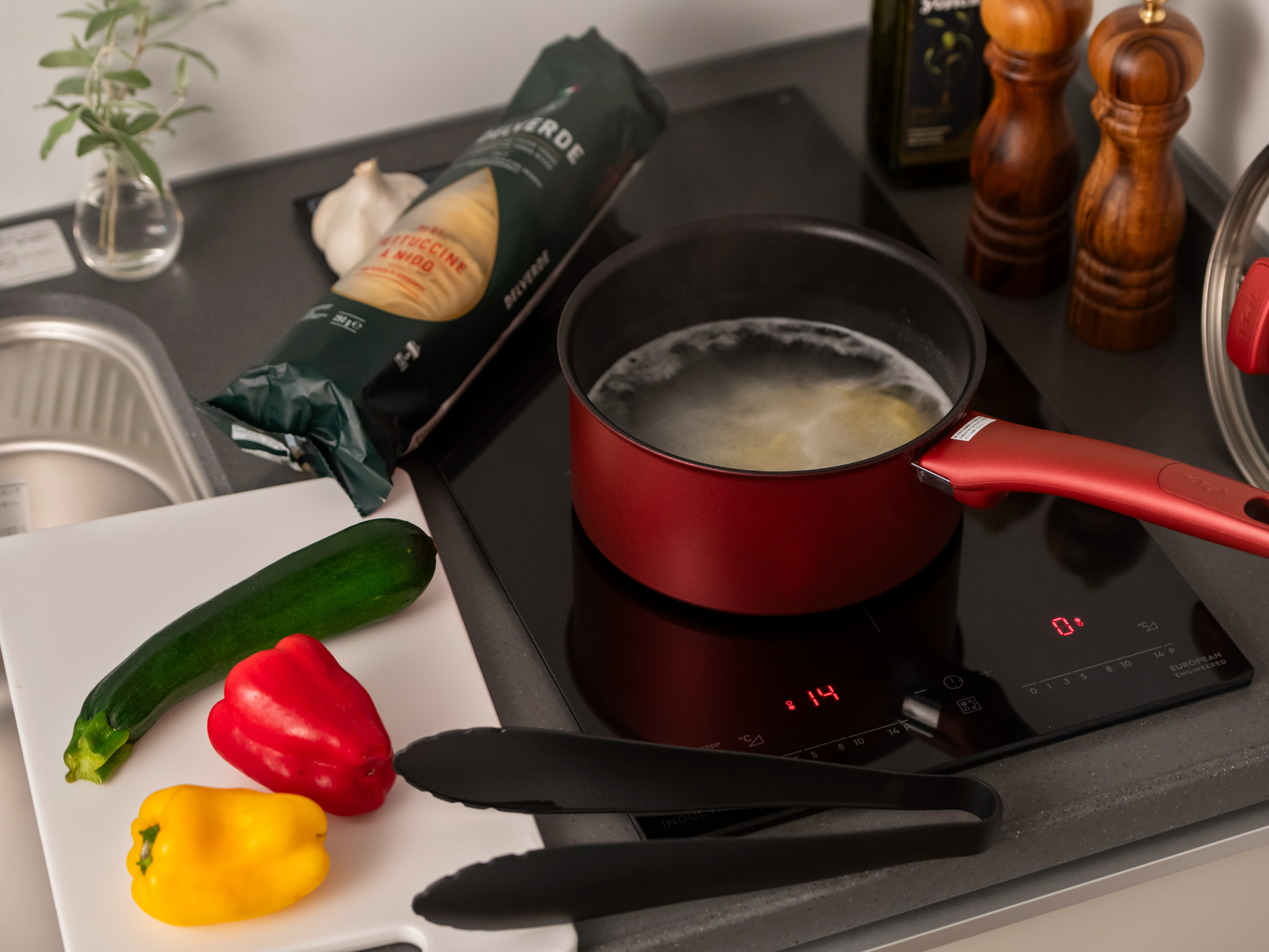 定員4名の「デラックストリプル」（46m<span class="em sup">2</span>）。IHクッキングヒーターやシンク付きのキッチンも備え、部屋で料理や食事が楽しめる