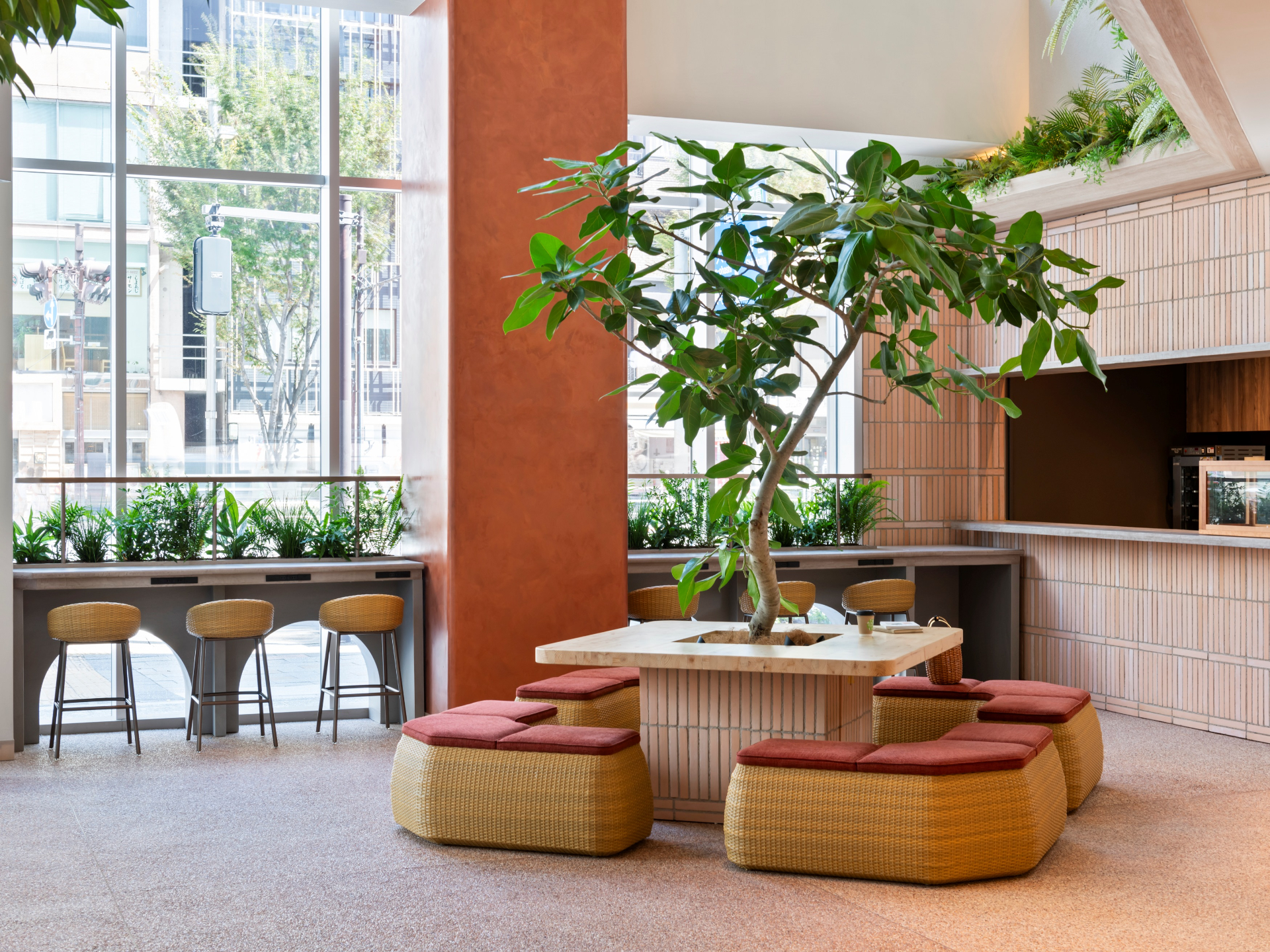 1階ロビーにはシンボルツリーや多彩な植物。三井不動産グループが保有する森林の間伐材を活用したテーブルやベンチも配する