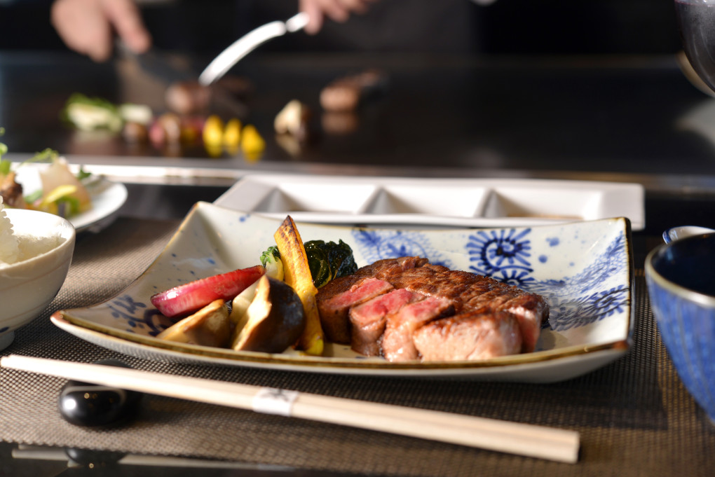 7階の鉄板焼処「大安くらぶ」のステーキディナー